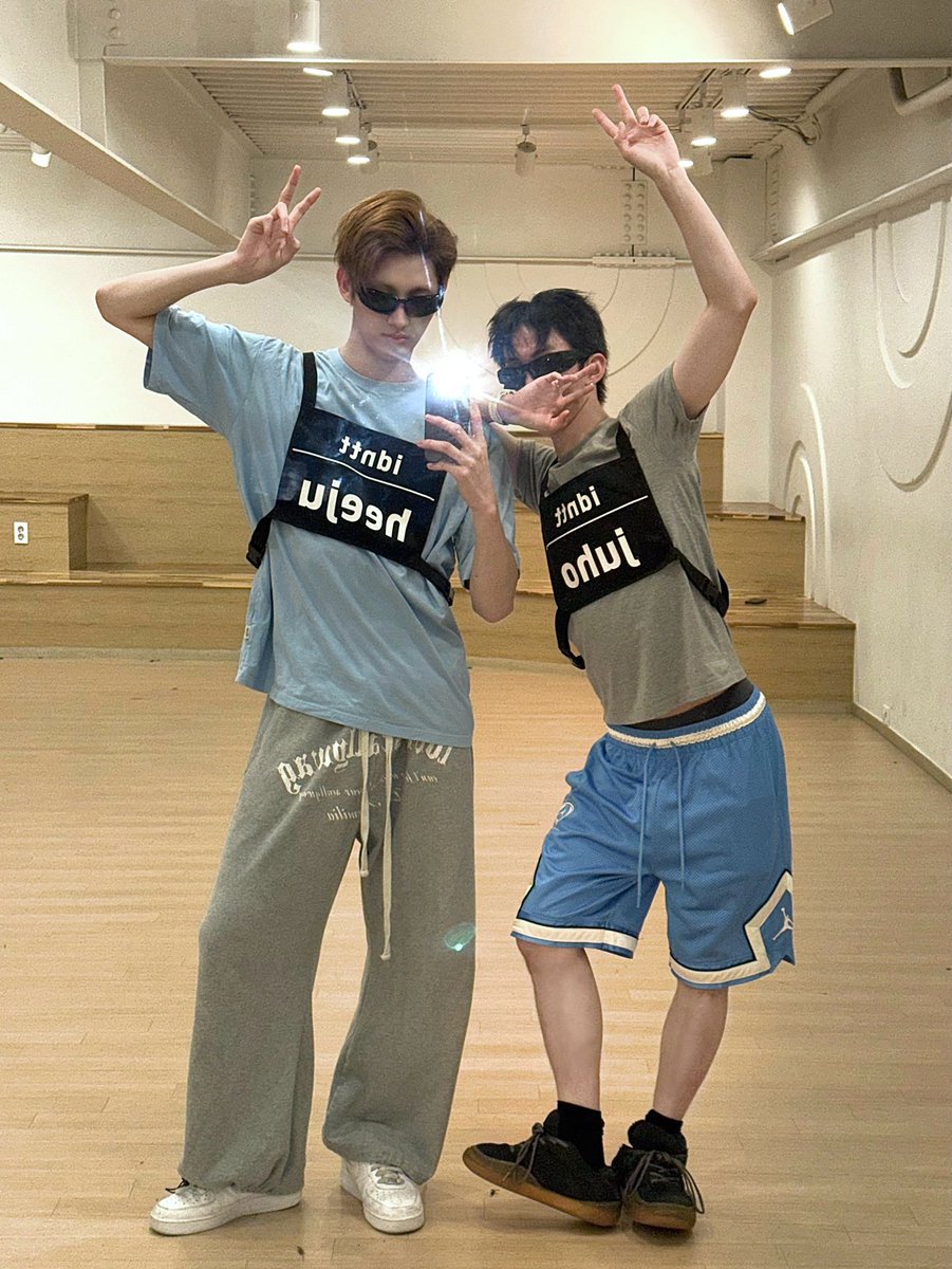 s2time1109's tweet photo. ㅋㅋㅋ 희주가 원조 06즈 트윈룩 사진 보내줌 ㅋㅋㅋㅋㅋ https://t.co/MPrVfnU0k1