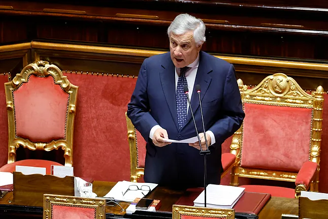 veintimillapie's tweet photo. El ministro de Exteriores italiano,Tajani:"España está regularizando 500.000 extranjeros indocumentados  sin haber compartido esta decisión con ninguno de sus socios europeos hay incluso un millón ¿quién impide que estas personas se muevan libremente dentro del espacio Schengen?" https://t.co/9mGIQMRfaO