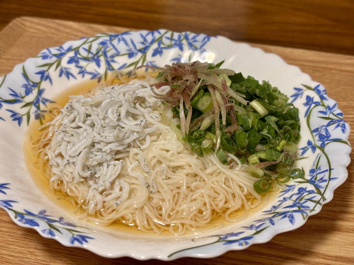 kokugomaru's tweet photo. 早めに帰宅したので薬味マシそうめん作ってた🍜 https://t.co/olHDlZFZny