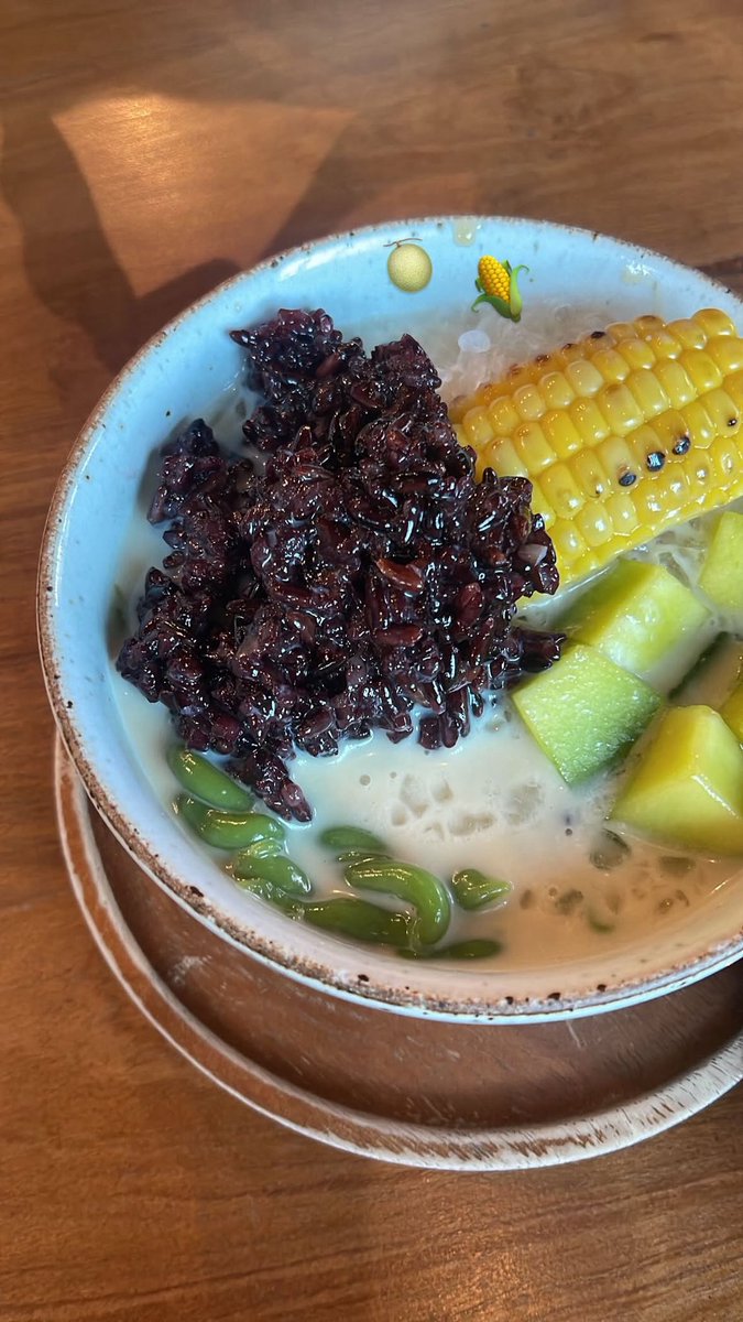 preawbillpp's tweet photo. ถ้าไปแบบครอบครัว แนะนำ ร้านหวานกรุง ลอดช่องโฮมเมด เพราะ ที่บ้านชอบมาก
เลือกท้อปปิ้งได้ (ข้าวโพดปิ้งกับแตงไทยอร่อย) ข้าวเม่าก็ดี
เลือกความหวานได้ ร้านนี้ใช้น้ำตาลมะพร้าวเลยหอมค่า

🥥 ⭐️ ( ร้านเล็กรอคิวนานหน่อย🥹) https://t.co/j9XFUoSulr