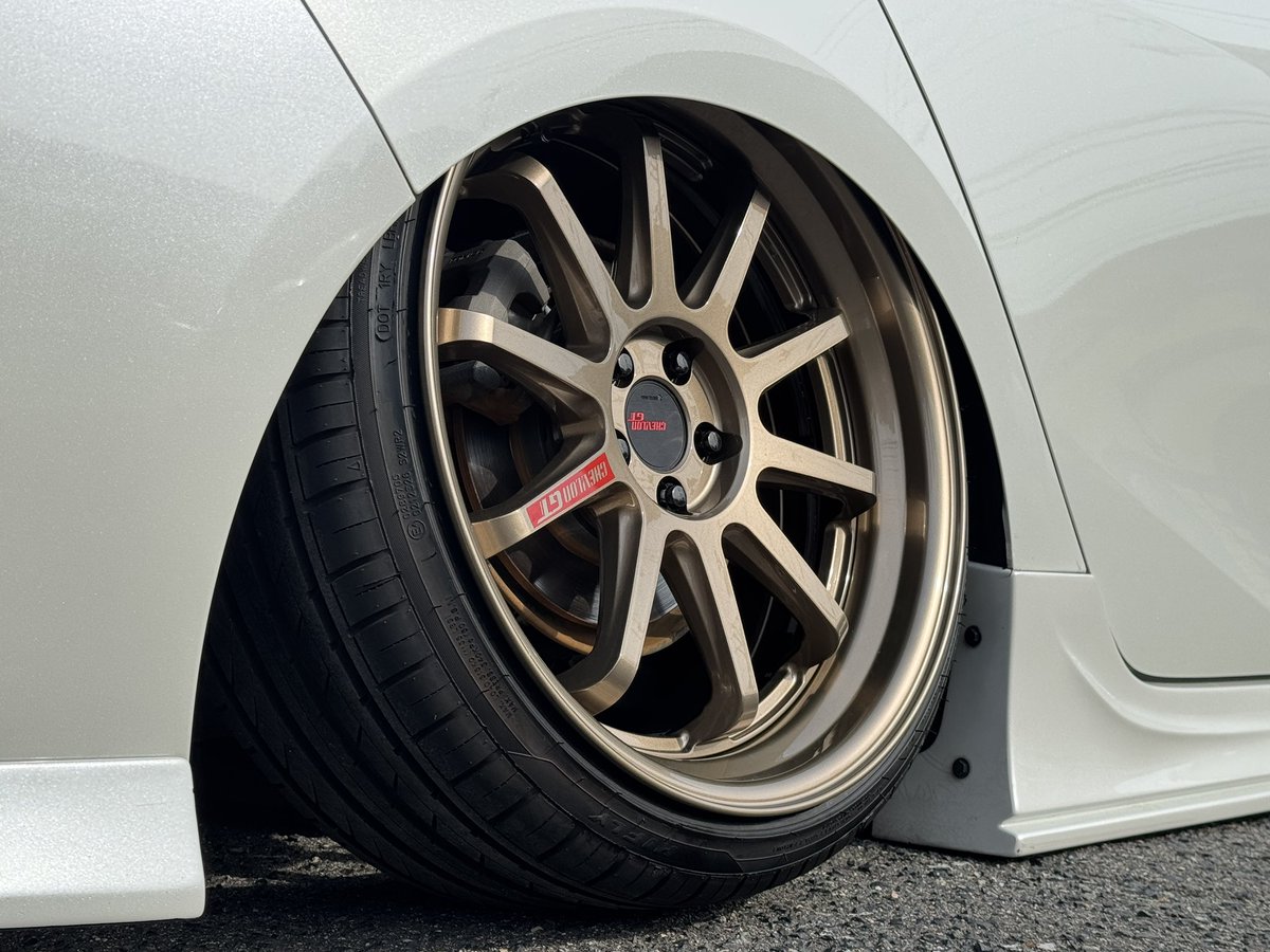 LOGIC0074's tweet photo. 50プリウス‼️ メーカー初 アッシュブロンズリムペイント
シェブロンGT 10F 19×9
イデアル エアサス
ティディメンド アーム
クール エアロ
#メーカー初
#リムペイント
#50プリウスエアサス
#50プリウスキャンバー
#シェブロンgt https://t.co/ED7omfblio