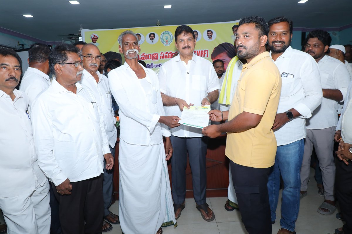 tdpponnuroff's tweet photo. పొన్నూరు పట్టణం, రూరల్ మండలానికి చెందిన 4 బాధిత కుటుంబాలకు మంజూరైన ముఖ్యమంత్రి సహాయ నిధి (CMRF) నుండి ఒక్కో కుటుంబానికి ₹1,00,000/- చొప్పున మొత్తం ₹4,00,000/- ఎక్స్ గ్రేషియా చెక్కులను అందజేసిన ఎమ్మెల్యే శ్రీ @DhulipallaNk గారు 
#CMRF
#DhulipallaNarendraKumar
#ponnur https://t.co/rhhDDS2dDv