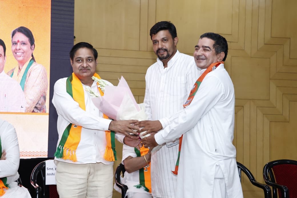 om_rexwal's tweet photo. संगठन की शक्ति, विकास की गति!

समग्र विकास, जनकल्याण और सुशासन के संकल्प को नई गति देने के उद्देश्य से अपने फरीदाबाद 89 विधानसभा की संगठनात्मक बैठक में शामिल हुआ । https://t.co/KsahKvRqsR