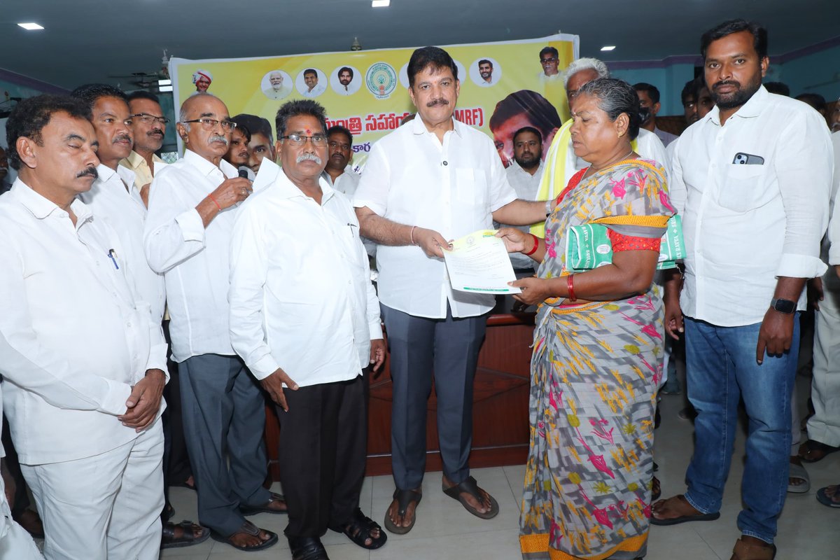 tdpponnuroff's tweet photo. పొన్నూరు పట్టణం, రూరల్ మండలానికి చెందిన 4 బాధిత కుటుంబాలకు మంజూరైన ముఖ్యమంత్రి సహాయ నిధి (CMRF) నుండి ఒక్కో కుటుంబానికి ₹1,00,000/- చొప్పున మొత్తం ₹4,00,000/- ఎక్స్ గ్రేషియా చెక్కులను అందజేసిన ఎమ్మెల్యే శ్రీ @DhulipallaNk గారు 
#CMRF
#DhulipallaNarendraKumar
#ponnur https://t.co/rhhDDS2dDv