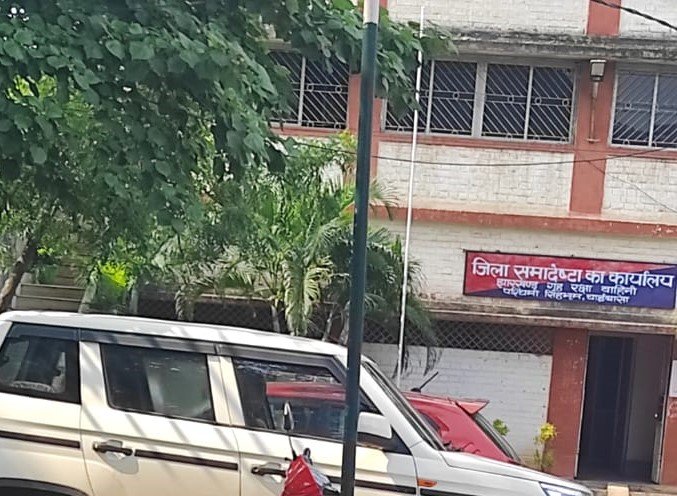 KamalPurty1's tweet photo. चाईबासा होम गार्ड कार्यालय में जवानों को ड्यूटी का कमान 4 माह का काटने के लिए पदाधिकारी ने कंप्यूटर ऑपरेटर को जवानों से 12000₹ अवैध उगाही करा रही है जो जवान यह राशि नहीं देते हैं उनका कमान नहीं काटता है  संज्ञान लें @HemantSorenJMM @DC_Chaibasa @ChaibasaPolice @JharkhandPolice https://t.co/JgA3lBjOYO