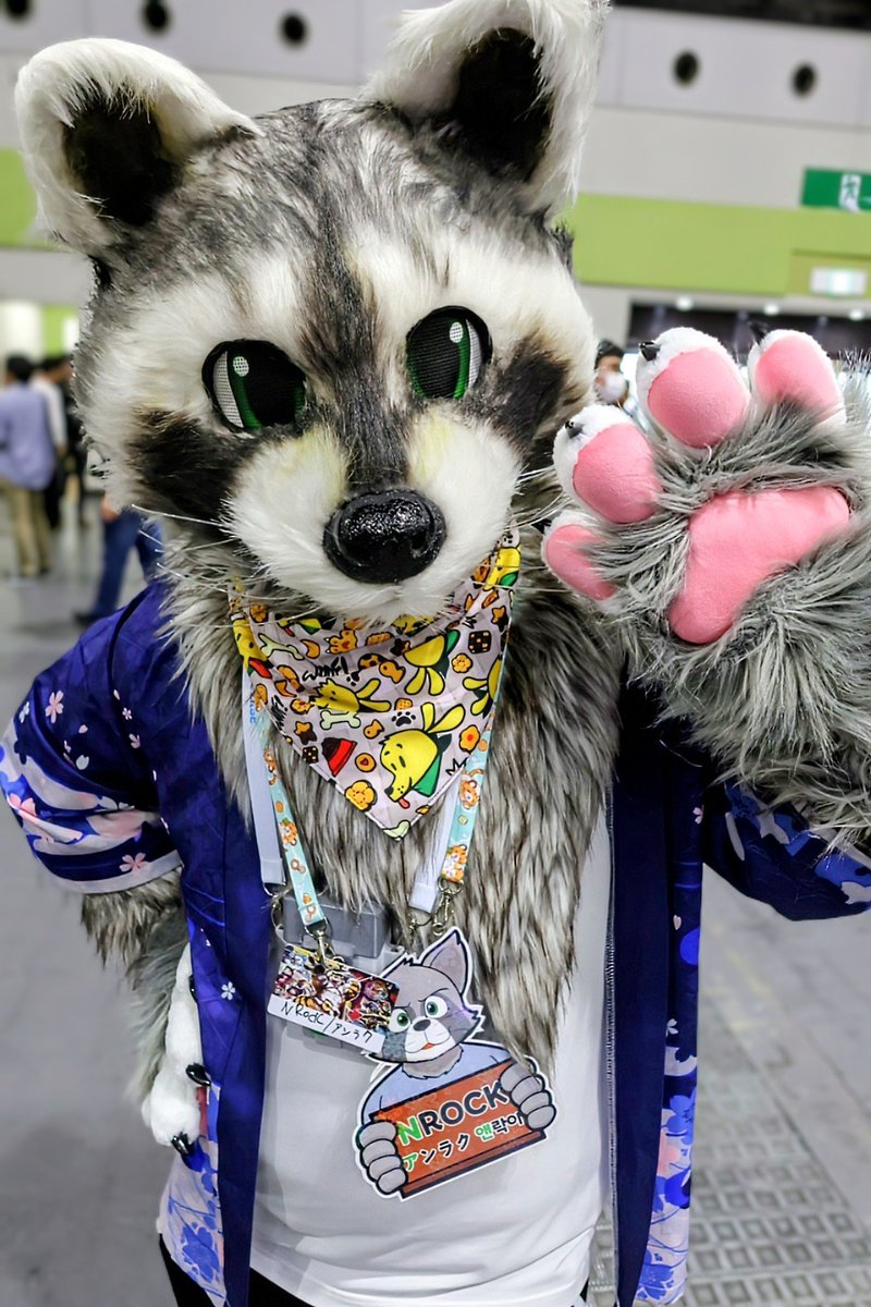 yusukemax1's tweet photo. @NROCKRaccoon 
#OFFF2026
무지 귀여운 라쿤 연락이 씨
또 봐서 정말 반가웠어요.다음에 만나면
조금만 말할 수 있게 한국어 열심히 공부할게요.OFFF동안 많이 사진 찍어주셔서 감사했어요🙏 https://t.co/ZDtSx7075t