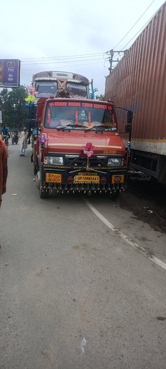 NGO36132874's tweet photo. बाकरगंज चौराहा चौराहे पर बीच सड़क पर जाम लगा रहे हैं क्रेन वाले  ट्रक को टांग घंटों से खड़े है रोड पर में कआवश्यक कार्रवाई करें जिससे जाम जैसी स्थिति बनी है और न बने @112UttarPradesh @Uppolice @uptrafficpolice @kanpurtraffic https://t.co/QLtZ1ctEfv