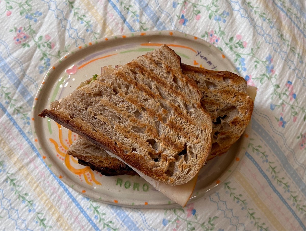 ssiii_8's tweet photo. متحممسه للفطور عشان احطه بصحني اللي سويته مشررق مررره🔆😋🥪🫓🔆 https://t.co/nlcTIJMAyF