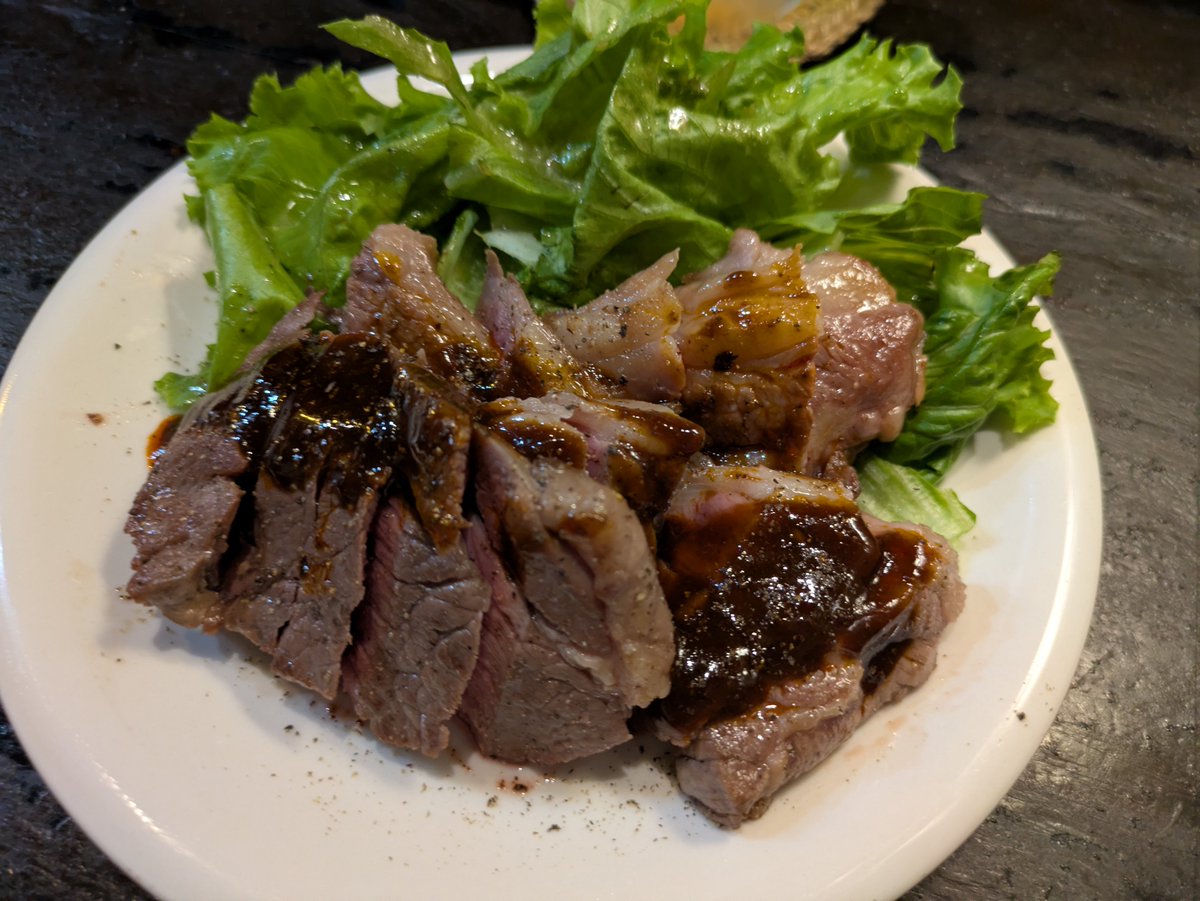 Miasmachen's tweet photo. ラム肉ももステーキ。赤身の食べ応えある肉に麻辣風味のソースが美味しいです。 https://t.co/hJMpn0Fztw