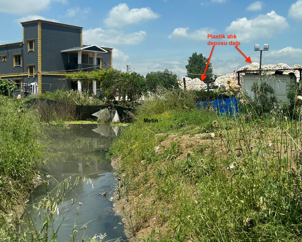 ozturk_mustafa's tweet photo. Adana'da mikroplastik akan dereler

Membaya göre mansapta mikroplastik kirliliği en ez 132 kat daha fazla.

2025 yılında İngiltere 139 bin ton plastik atığı Türkiye'ye gönderdi.

Türk hükümeti, yoğurt kapları, salata poşetleri ve plastik film de dahil olmak üzere İngiltere'nin plastik atık ihracatının %94'ünde kullanılan polietilen de dahil olmak üzere bazı atıklara yasak getirdi, ancak geri dönüşüm sektörünün baskısı üzerine yasağı kaldırdı.

İngiltere’nin plastik “atık sömürgeciliğinin” Türkiye’nin tarım merkezini kirlettiği ortaya çıktı.

https://t.co/zCXnA8mh1k