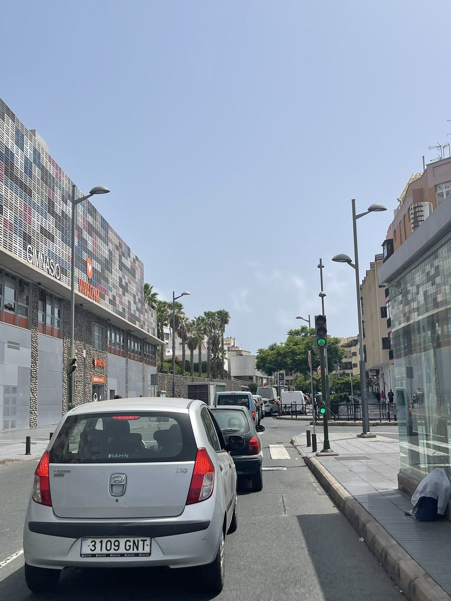 PPLPGC's tweet photo. 20 minutos para hacer un trayecto de uno. Así de colapsada está la ciudad. https://t.co/lTIEncqyBK