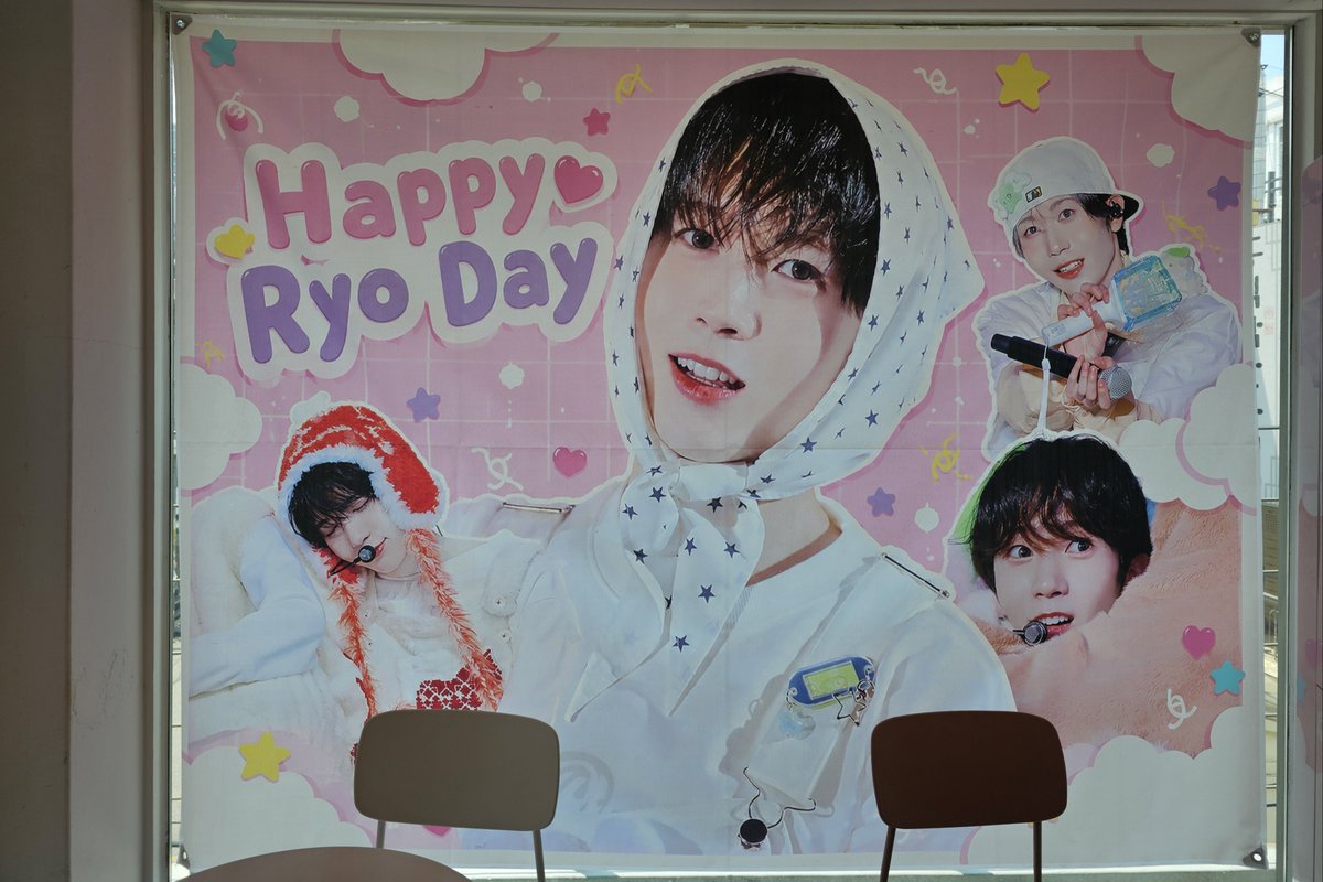 letsRYO_'s tweet photo. 역시나 직접 찍으신 예쁜 사진들이 많아서 너무 좋았어요. 카페 공간이랑 전시 공간이 분리되서 사진에 더 집중해서 볼 수 있어서 좋았고, 럭드로 오마모리 뽑아서 Happy!
입덕하고 처음 방문한 료 생일카페가 여기라서 다행이었어요. 감사합니다💛
#료의_챕터19 #RYO_CHAPTER19 #BetweenCuteAndCool https://t.co/zA7VAO7d3S