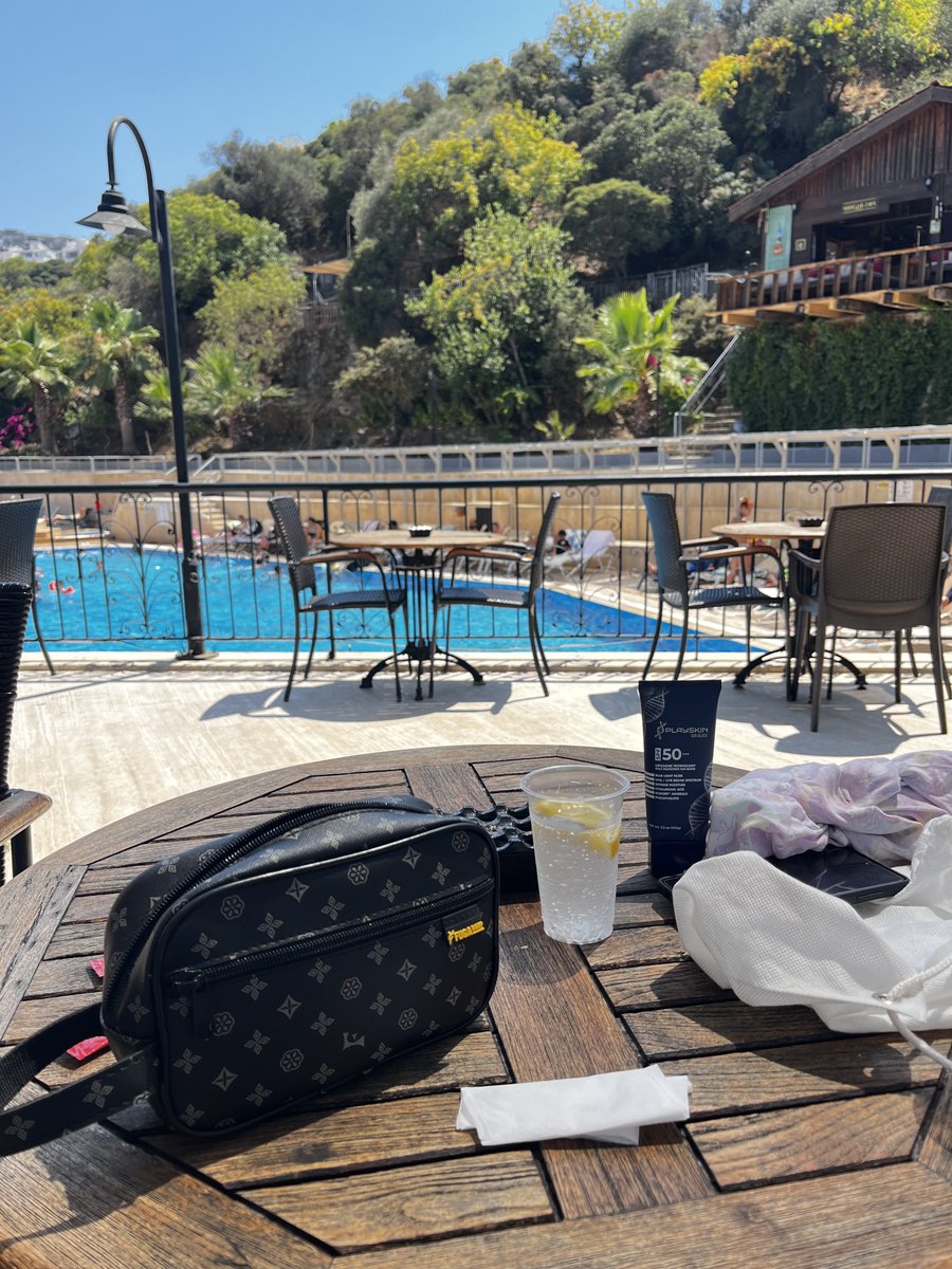 EmekliBirikimi's tweet photo. Golden age crystal bodrum kisişel deneyimim

📌Otel güzel çalışanların hepsi güleryüzlü
📌Yemekler güzel herşey dahil konsept gün içerisinde havuz başı sahil gibi alanlarda aperatifler mevcut hamburger pizza gibi 
📌Fitness bilardo sauna türk kahvesi gibi seçenekler ücretsiz 
📌Sahile kıyısı yok fakat kendine ait bir plajı var servisler ile ulaşım sağlanıyor sürekli gün içinde beach tarzı ve yiyecek içecek ücretsiz yine 
📌Animasyon ekibi iyi 
📌Çocukla gidilebilecek tam bir fiyat performans oteli
