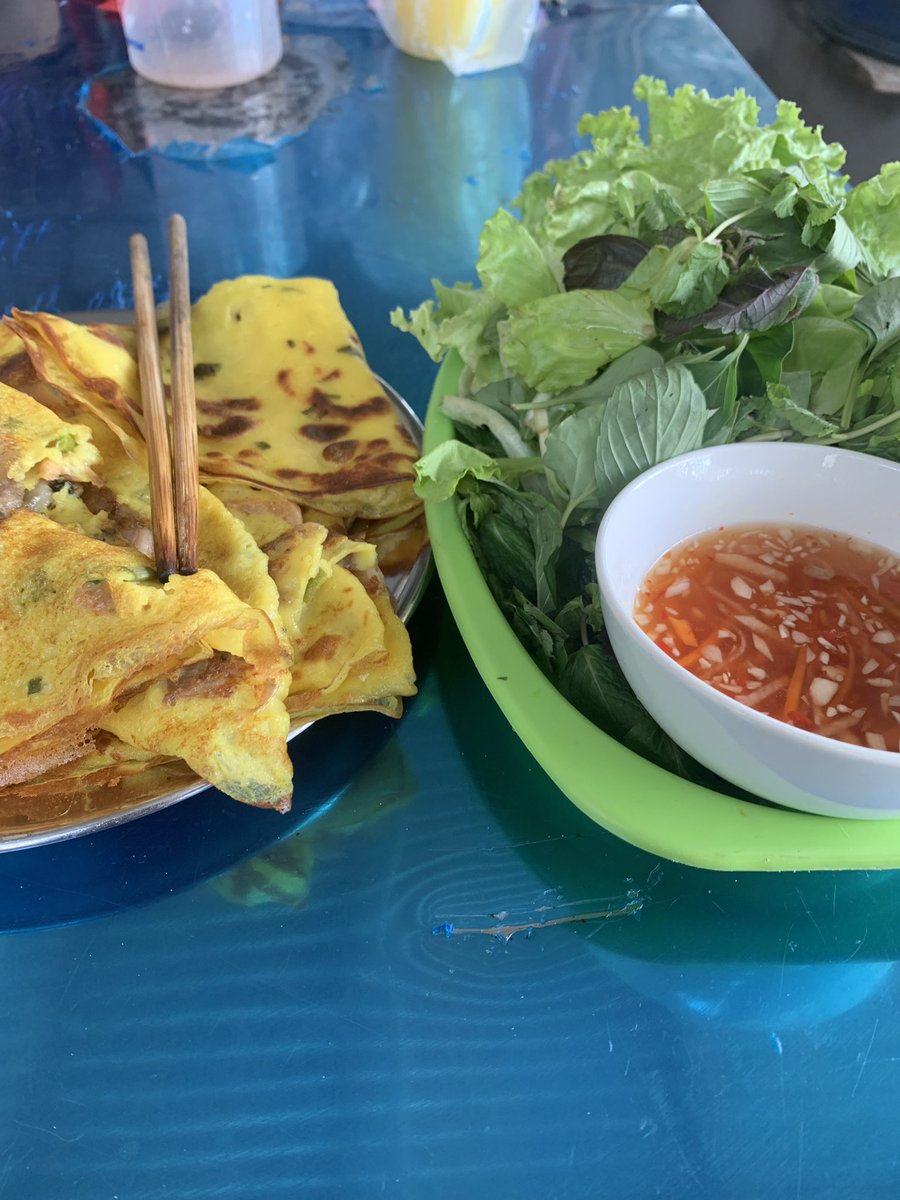 TP0888's tweet photo. Bánh xèo vừa ra lò!

Vỏ bánh mỏng giòn tan, nhân tôm thịt thơm lừng, cuốn cùng rau sống xanh mướt và chấm nước mắm chua ngọt đậm đà. Ngon hết sảy

Một miếng thôi là muốn ăn thêm cả đĩa! 🤤

Ai cũng thèm phải không? Mời mọi người nhé https://t.co/OwVJrhiWEN