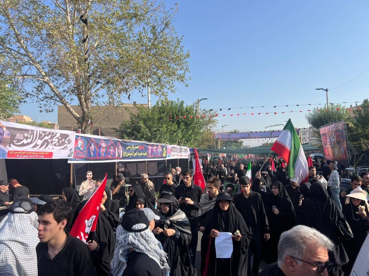 fadiye1383's tweet photo. در میان ازدحام جمعیت، هر نگاه حرفی داشت و هر قدم روایتی از دلدادگی بود. امروز تهران میزبان دل‌هایی شد که آرزویشان تنها یک چیز بود؛ رسیدن به کربلای حسین(ع). #جاماندگان_اربعین https://t.co/CQm1RQHE5F