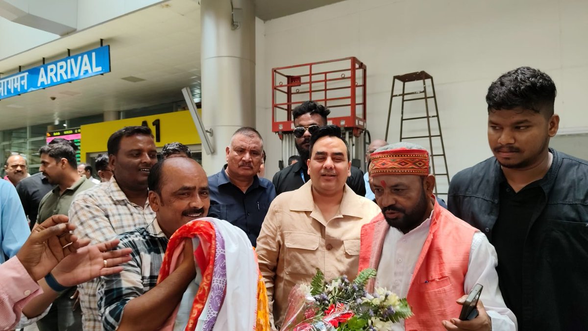 UpendrraRai's tweet photo. आज गाजीपुर में आयोजित भोजपुरी फिल्म ‘कवन कसूर’ के प्रीमियर से पूर्व बनारस एयरपोर्ट पर अनेक जनप्रतिनिधियों, बुद्धिजीवियों, मीडियाकर्मियों तथा बड़ी संख्या में फिल्म प्रेमियों ने मेरा आत्मीय एवं भव्य स्वागत किया। इस स्नेह, सम्मान और अपनत्व के लिए मैं सभी का हृदय से आभार व्यक्त करता हूं।
#KawanKasoor #MoviePremiere #Ghazipur #GrandPalaceHotel #BhojpuriCinema #FilmPremiere #LiveEvent