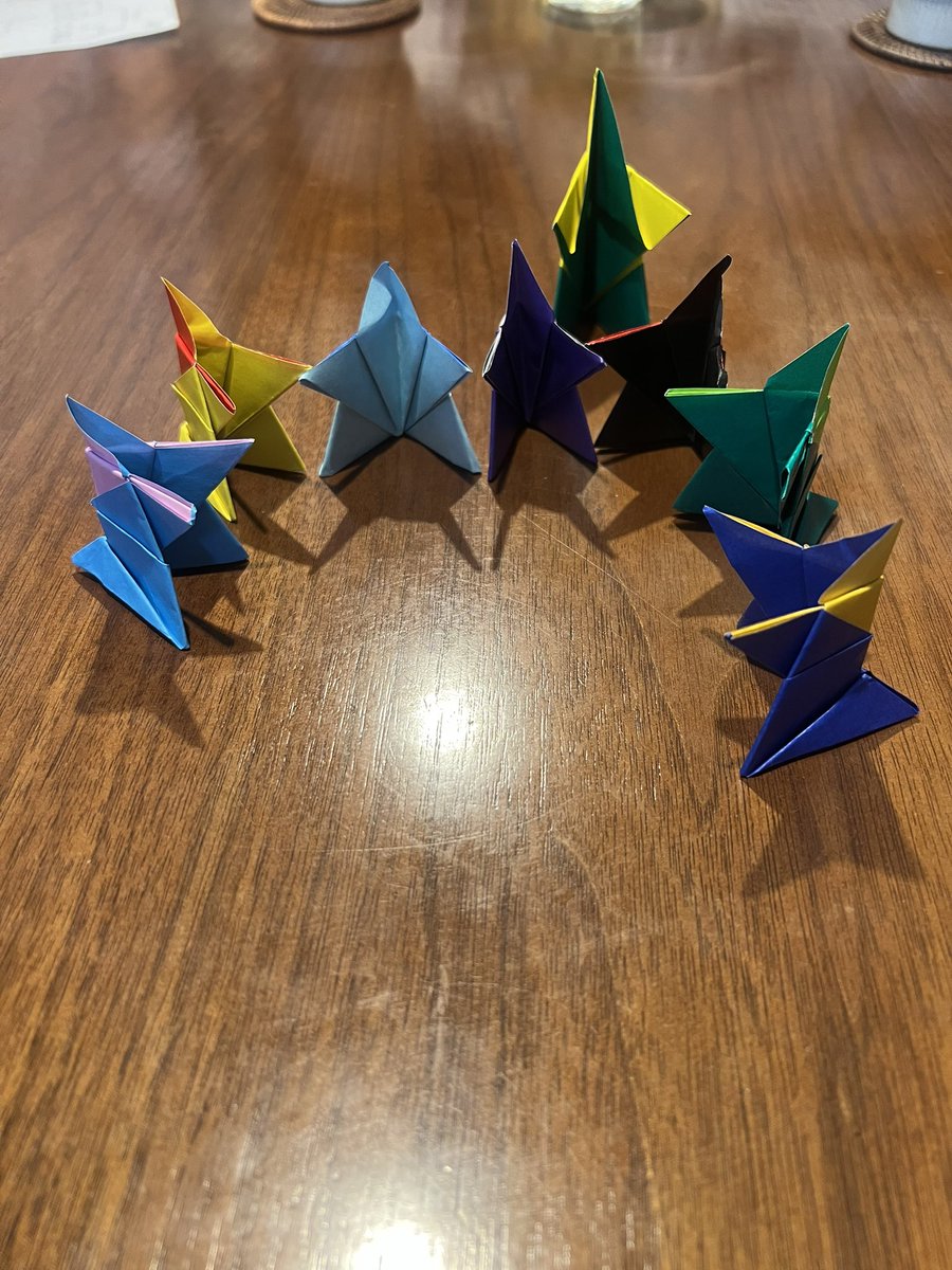 naaMickey's tweet photo. 今日は、母と友達、その子ども、またその子どもたち3人と私で遊びましたー！
いつも一緒に工作したりとかするんだけど、今日は紙相撲トーナメント大会を開催！
子どもたち(小6、小4、小2)も結構盛り上がってくれて、景品をかけてみんなで対戦したよー！
夏休みに子どもと集まる方、試してみては？😊 https://t.co/VahacB9Vh7