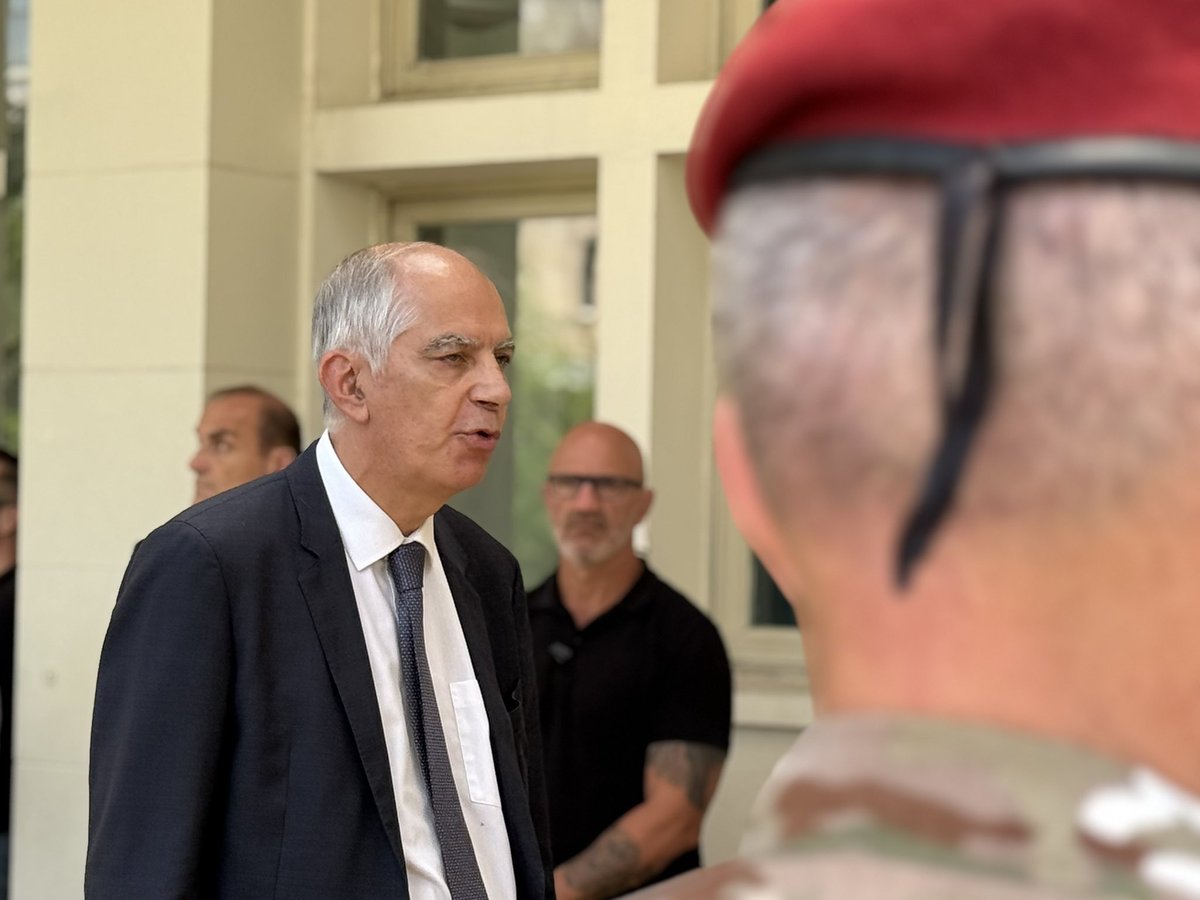 AmbaFranceLiban's tweet photo. Explosion du #4août2020: Message de solidarité & d’espoir que justice soit enfin rendue 6 ans plus tard.

Une minute de silence observée par l’Ambassadeur @Herve_Magro & les équipes de l’Ambassade en mémoire des victimes.

انفجار 4 آب 2020: رسالة تضامن وأمل بتحقيق العدالة المنشودة، بعد ست سنوات.

وقف السفير هيرفيه ماغرو وموظفو السفارة دقيقة صمت تخليداً لذكرى الضحايا.
