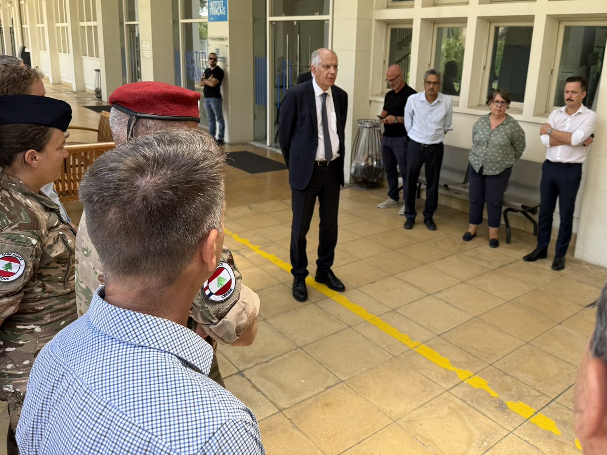 AmbaFranceLiban's tweet photo. Explosion du #4août2020: Message de solidarité & d’espoir que justice soit enfin rendue 6 ans plus tard.

Une minute de silence observée par l’Ambassadeur @Herve_Magro & les équipes de l’Ambassade en mémoire des victimes.

انفجار 4 آب 2020: رسالة تضامن وأمل بتحقيق العدالة المنشودة، بعد ست سنوات.

وقف السفير هيرفيه ماغرو وموظفو السفارة دقيقة صمت تخليداً لذكرى الضحايا.