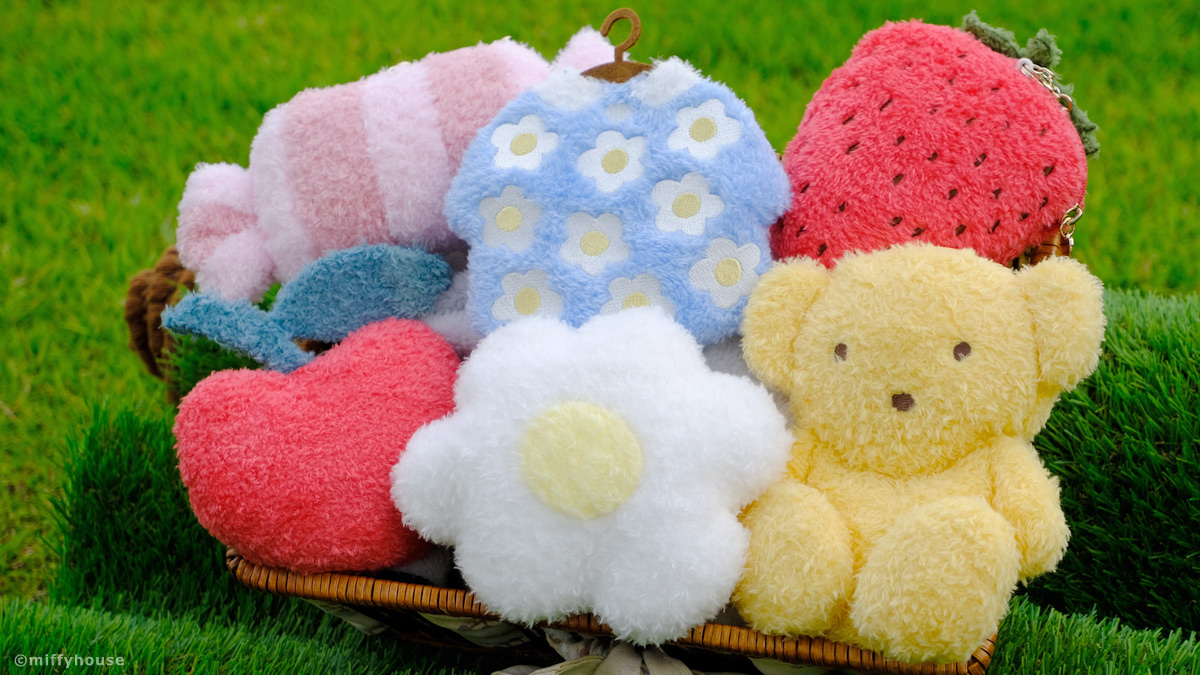 miffyhouse_info's tweet photo. あえてメインのキャラクターではなく、えほんに登場するオブジェクトにスポットをあてた、ユニークなふわふわポーチ
 https://t.co/gqglm5ZtLg 

ブルーナさんだと気付いてくれた方とは、おともだちになれそうですね。

実はミッフィーちゃんも、こっそり隠れてます。 https://t.co/ALbCcJHYJd