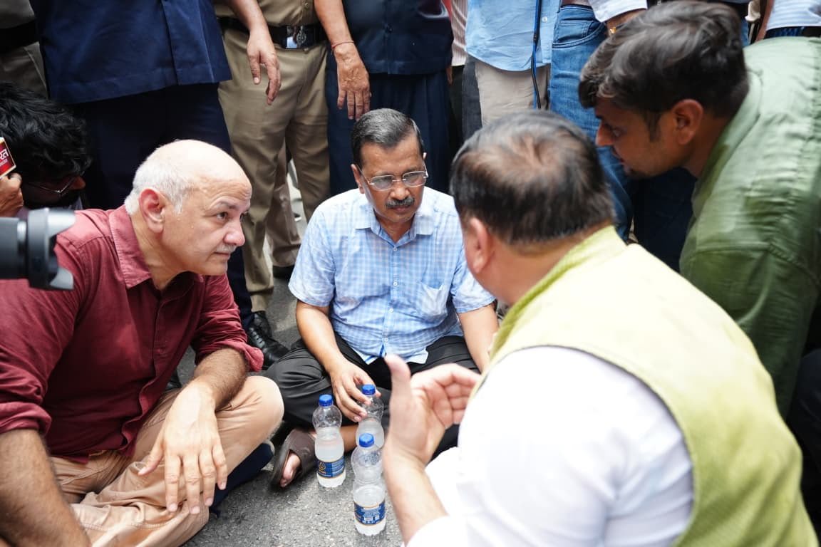 msisodia's tweet photo. 30 करोड़ आवाज़ों को दबाया नहीं जा सकता।
जब सत्ता सुनना छोड़ दे, तब सड़क ही लोकतंत्र की सबसे बुलंद आवाज़ बनती है। https://t.co/pQ9R1suyzM