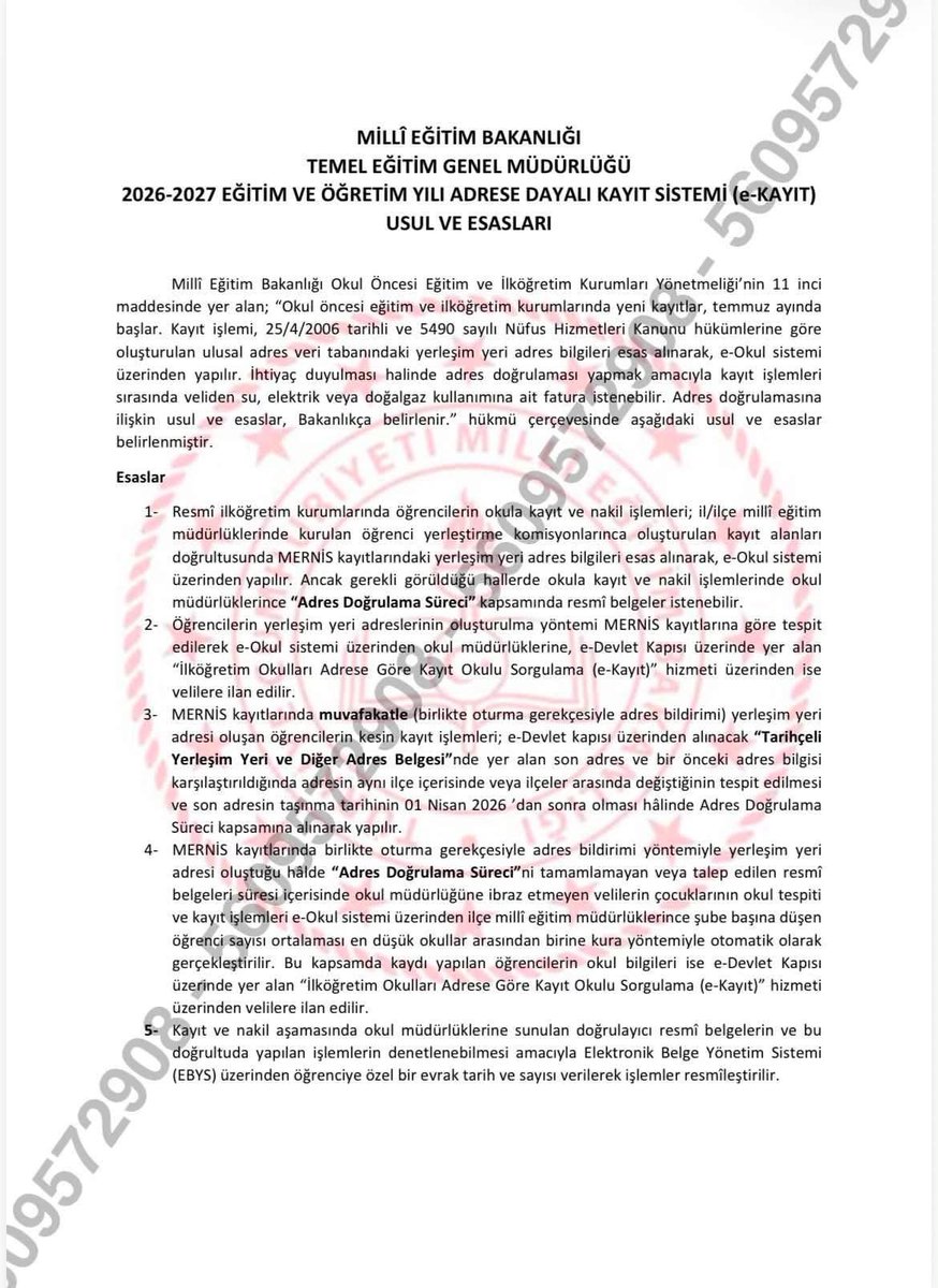 ogretmensitemiz's tweet photo. Adres taşıma yöntemiyle öğrencisini başka okula kaydetmek isteyenlere yönelik MEB’in aldığı önlemler neler?

Süreç nasıl işleyecek?

2026-2027 e-Kayıt Usul ve Esasları – Kısa Özet

Millî Eğitim Bakanlığı tarafından yayımlanan usul ve esaslara göre:
⁠
* 📌 Birlikte oturma (muvafakat) yoluyla adres bildirimi yapılan öğrenciler için Adres Doğrulama Süreci uygulanacaktır. Bu süreçte okul tarafından gerekli görülmesi halinde resmi belgeler istenebilecektir.

* 📌 Adres doğrulamasında; elektrik, su veya doğalgaz faturası ile e-Devlet üzerinden alınacak Yerleşim Yerinde Oturanlar Belgesi ve Tarihçeli Yerleşim Yeri ve Diğer Adres Belgesi kullanılabilecektir.

* 📌 İstenen belgelerin 14 Ağustos 2026 tarihine kadar okul müdürlüğüne teslim edilmesi gerekmektedir.

* 📌 Belgelerini süresi içinde teslim etmeyen öğrenciler, ilçe millî eğitim müdürlüğünce uygun okullara otomatik kura yöntemiyle yerleştirilecektir.