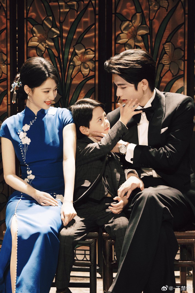 ForCdrama's tweet photo. Family pics #Overdo #ZhangLinghe #WangChuran https://t.co/Wsfs0yghD4