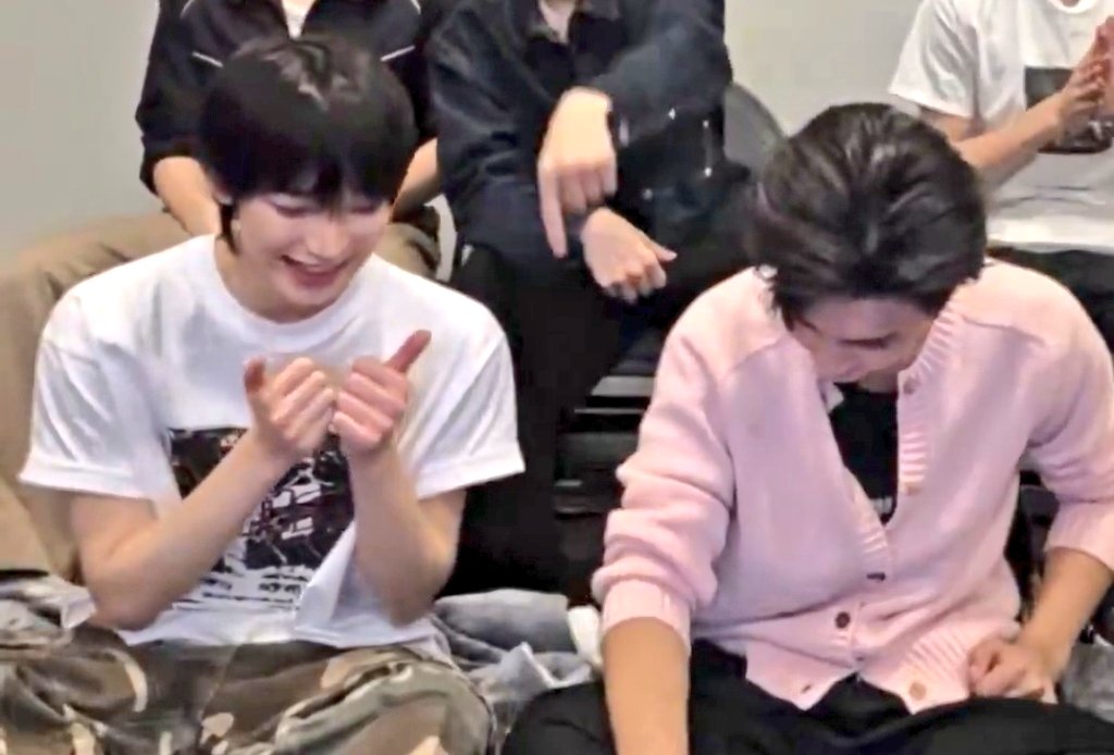 gugjang0's tweet photo. 이거 완전 여우즈잖아🩷😍😍🩷 https://t.co/vKzMwbm5oH