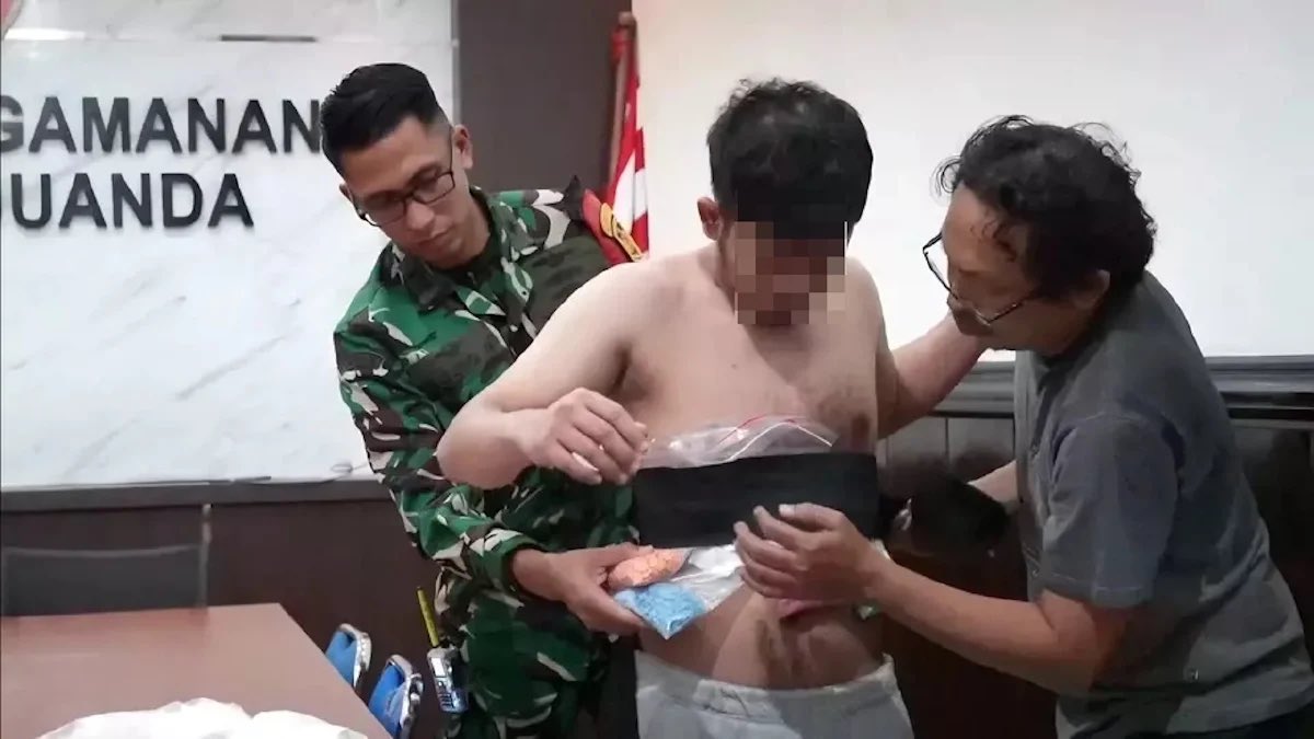redzuanNewsMPB's tweet photo. Pihak berkuasa Indonesia menahan seorang warga Malaysia berusia 22 tahun selepas didakwa menemui hampir satu kilogram methamphetamine dan lebih 1,000 pil ekstasi yang disembunyikan di bawah korset di Lapangan Terbang Antarabangsa Juanda di Sidoarjo. https://t.co/doQ8kuUNsV