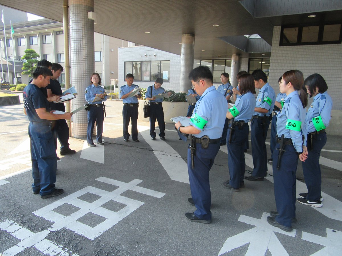 NPA_saigaiKOHO's tweet photo. 困っていることはありませんか。
写真は、鳥取・島根県警察の被災者支援部隊が南区役所で活動を開始する様子です。
避難生活での悩み事を相談してください。皆様の声を受け止め、支援につなげていきます。 https://t.co/C5ki51MUQc
