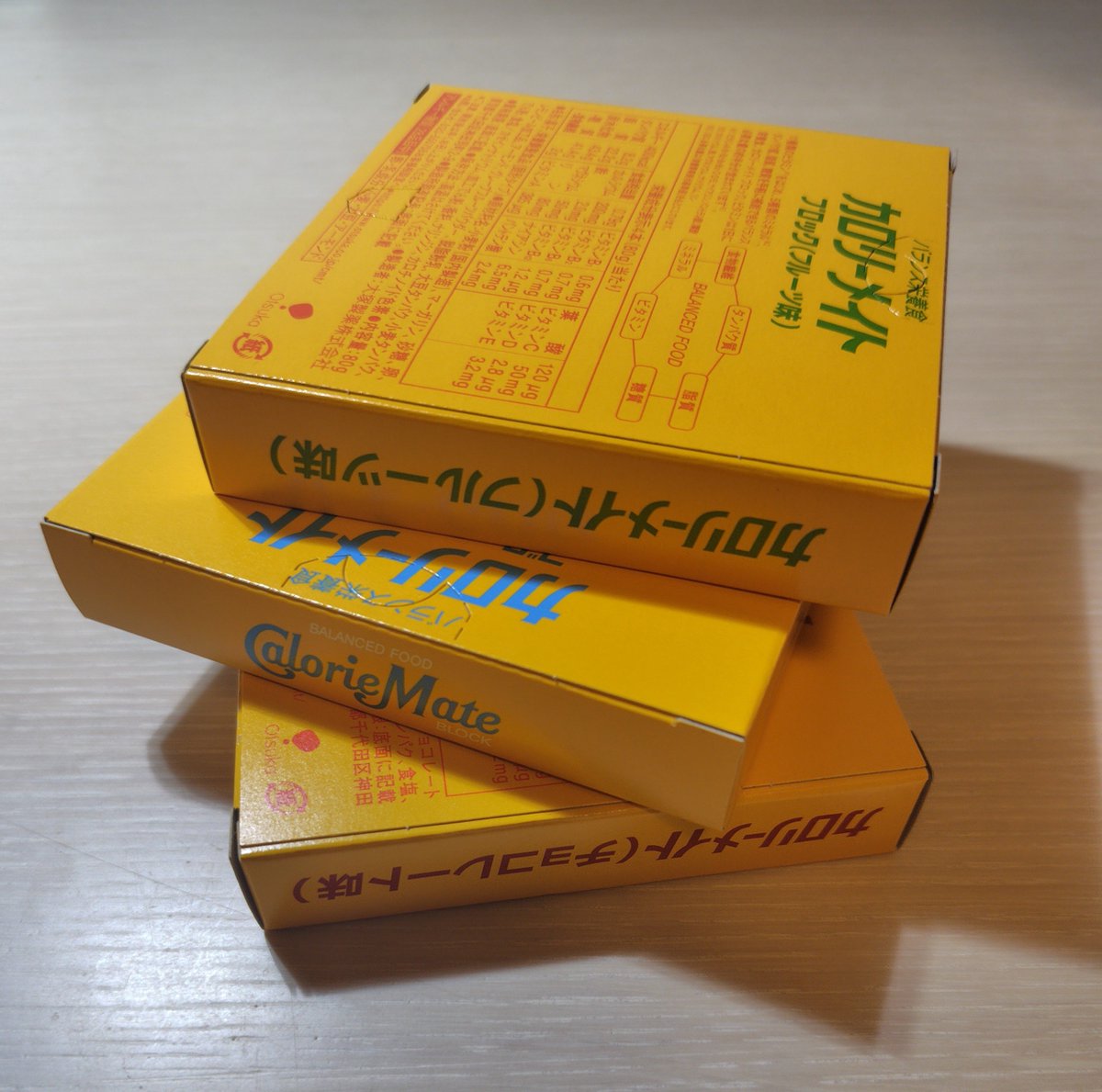 climber_atsugi's tweet photo. 山岳部に入ると遅かれ早かれカロリーメイトを食べ過ぎて飽きます。あんなに好きだったバニラ味も今では食べても何も感じません。しかし、最近フルーツ味の魅力に気が付きました。味に飽きてもカロリーメイトが最高の行動食であることは変わりません。これからも私は彼らと共に山を登ります。 https://t.co/yQffczdlzB