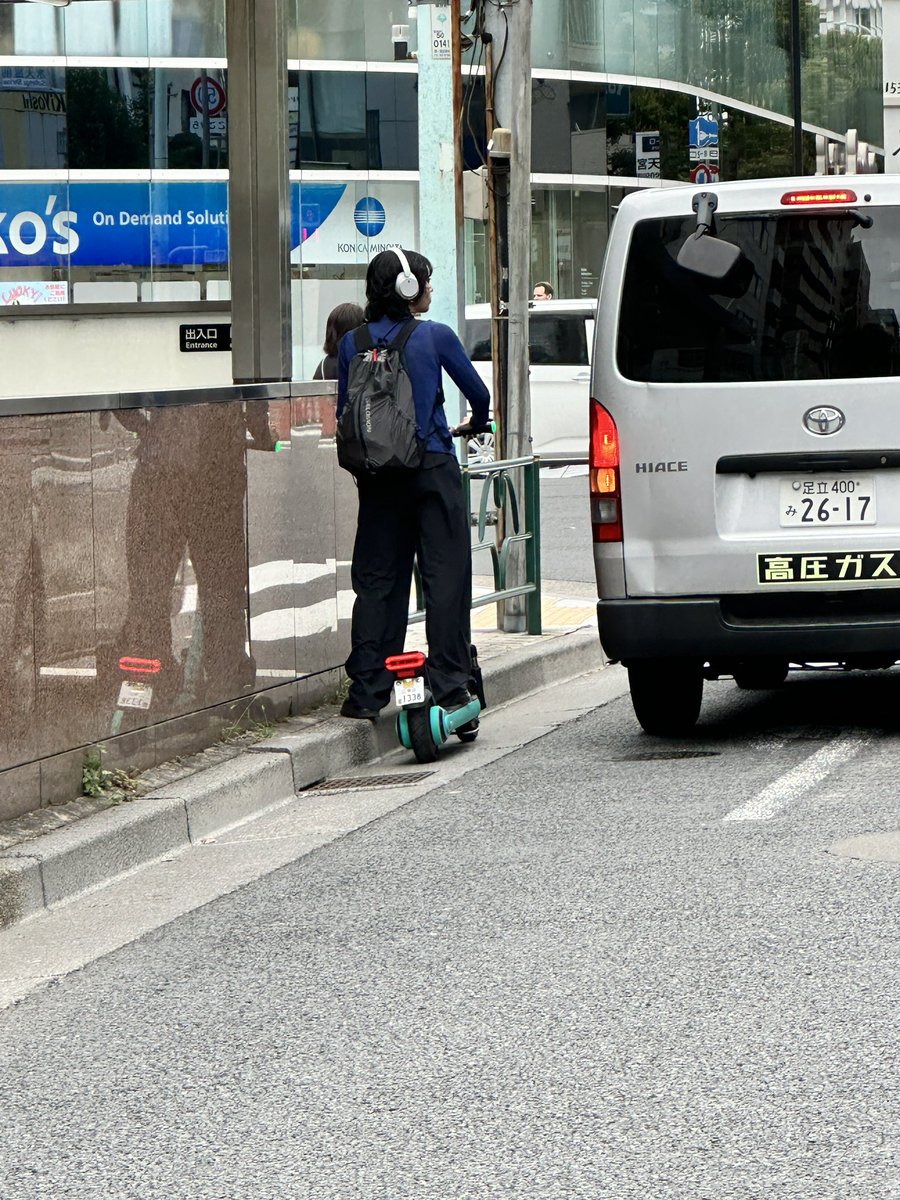 momon1003's tweet photo. LUUPがヘッドホンしながら、左折道路を直進していった(=ﾟωﾟ)ﾉ

ナンバーは1338 https://t.co/KUGfrjcYqa
