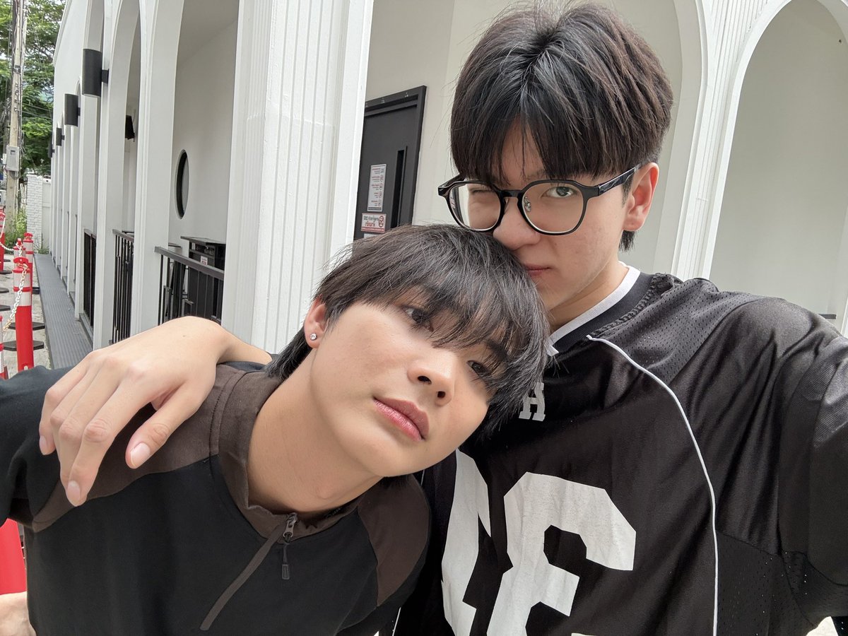 wishwasukhunpol's tweet photo. ตี๋ใหญ่ตี๋เล็กมันยอมกันที่ไหนอะ คนนึงบินไปหาแฟนที่เชียงใหม่ อีกคนแฟนบินไปหาที่เชียงใหม่เอง https://t.co/GXlmiBEFD4
