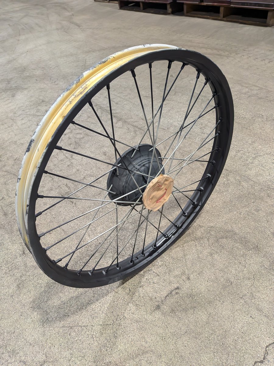 Ka_Tsu_KB's tweet photo. 金色はダサいと言うことで
シゴト終わりにサンドブラスト

金→つや消し黒へ

そして練習開始👅 https://t.co/Kwx9RkLzhE