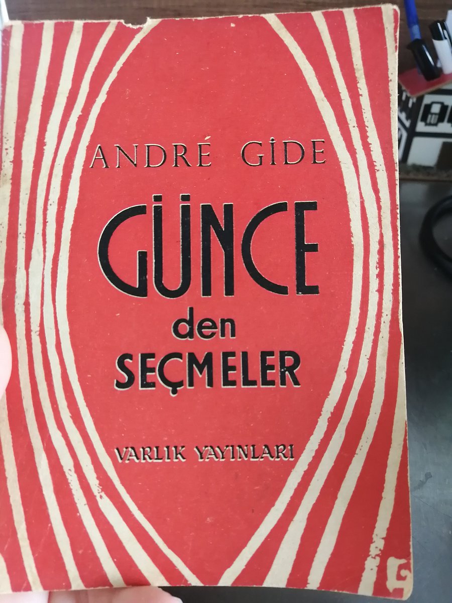 pozecat's tweet photo. @b_kalemim Okumaya çalıştığım  bir kitap. Çalışıyorum çünkü günceller çok benlik değil gibi. Yine de iyi. https://t.co/c15qjwiFDB