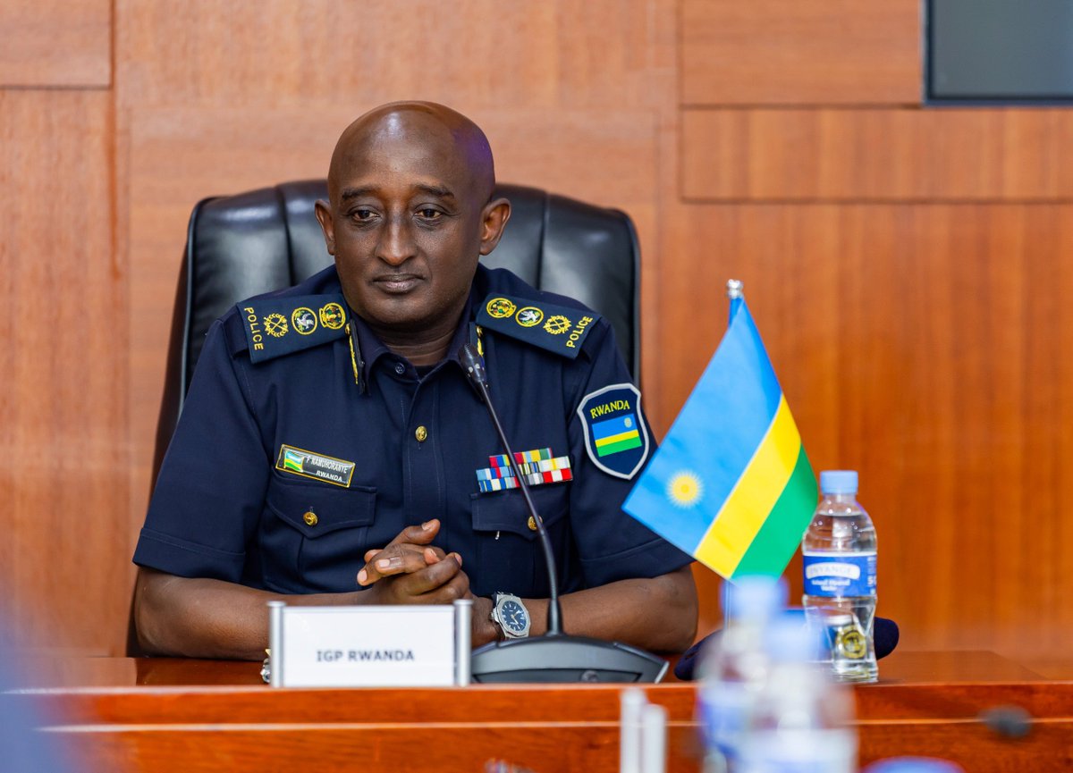 rbarwanda's tweet photo. Umuyobozi Mukuru wa Polisi y'u Rwanda, CG Felix Namuhoranye, yakiriye Umuyobozi w'Urwego rushinzwe Umutekano Rusange muri Jordanie, Maj. Gen Obeidallah Abedrabbuh Maaitah, mu nama y'ubufatanye hagati y'inzego zombi.

Ibiganiro byabo byibanze ku kurushaho gushimangira ubufatanye mu bikorwa bya polisi n'umutekano rusange, bikarushaho kubaka umusingi ukomeye wo guteza imbere ubufatanye n'imikoranire hagati y'inzego zombi za Polisi. #RBAAmakuru