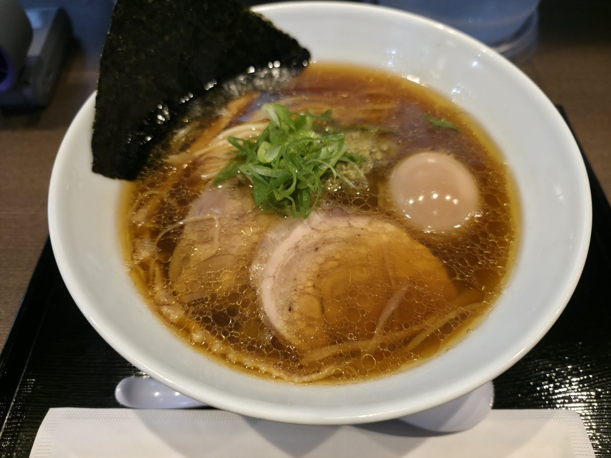 urotanshidsa's tweet photo. 新道らぁ麺
ラーメン博物館
スペシャル新道らぁ麺
7/19④
タイから逆輸入！？
タイで1番予約の取れない店！？
見た目めちゃくちゃ好みで美味そうやん！
ってことで閉店間際に入店
支那そばやのばんじゅうが積まれてますね
色々調べてみると日本人にも負けない
情熱と探求心でらーめんと向き合っている
ジョーさんとデューさん
この2人のストーリーがめっちゃ面白いので
興味がある方は調べてみてください
飯田さんとか佐野さんとか出てきてすげ～！となります
らぁ麺の方はといいますと
まずビジュ最高😍
味もめちゃくちゃ美味すぎるやんけ〜！
見た目は嘘をつかない美味いオーラは間違いない！
たまに間違いもあったりするけど😅
スペシャルに付いてくるムール貝のペースト？を
スープに混ぜると鶏主体のスープが
とても程よいくらいの貝の味に変化します
どっちも美味いんだよなぁ
カエシにナンプラーやオイスターソースを
使用しているらしいがそこまでクセは強くなく
味に深みが増している様に感じた
スープや麺はもちろんのこと
チャーシュー穂先メンマ味玉ネギ
どれをとっても死角がなく
激美味でごさいました
大大大満足でごちそうさまでした🙏
ラー博年パス買ったしまた絶対に行こ〜