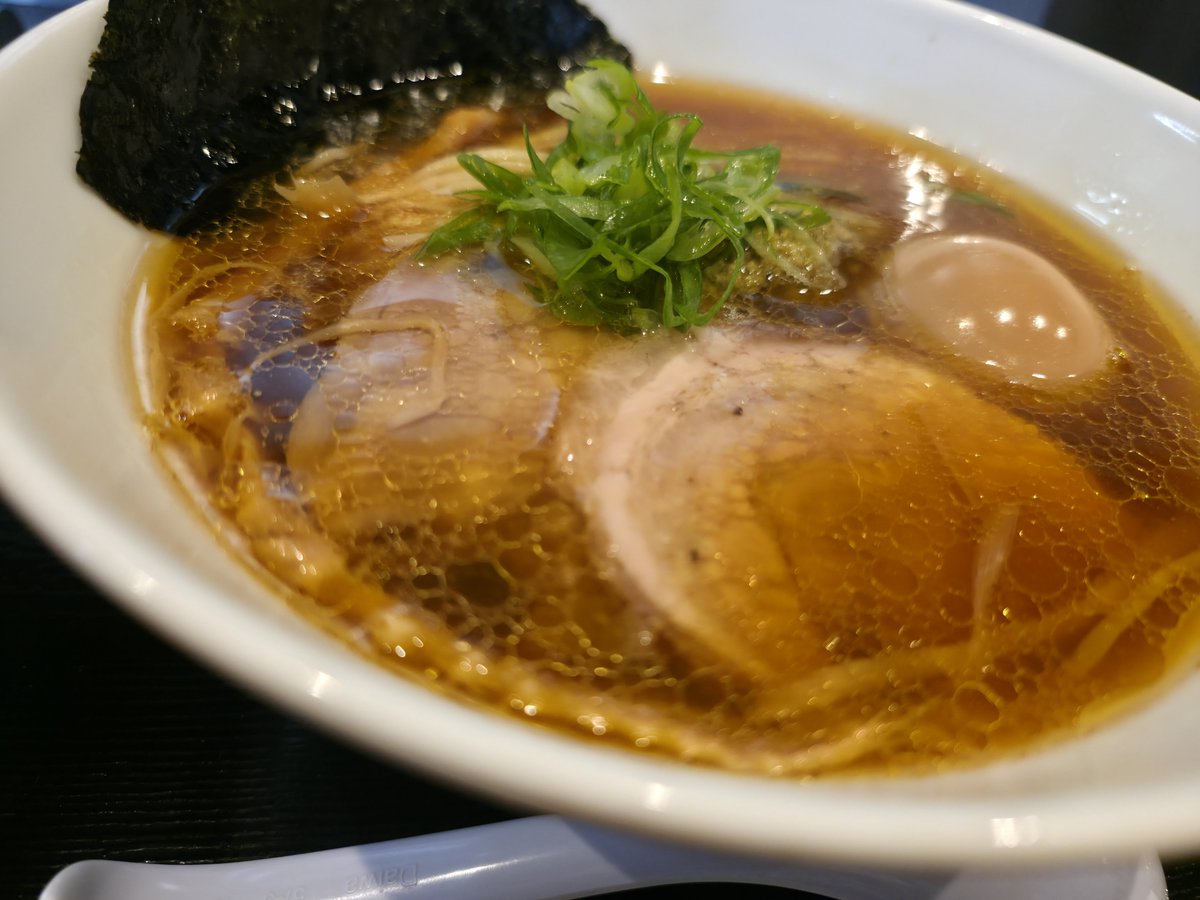 urotanshidsa's tweet photo. 新道らぁ麺
ラーメン博物館
スペシャル新道らぁ麺
7/19④
タイから逆輸入！？
タイで1番予約の取れない店！？
見た目めちゃくちゃ好みで美味そうやん！
ってことで閉店間際に入店
支那そばやのばんじゅうが積まれてますね
色々調べてみると日本人にも負けない
情熱と探求心でらーめんと向き合っている
ジョーさんとデューさん
この2人のストーリーがめっちゃ面白いので
興味がある方は調べてみてください
飯田さんとか佐野さんとか出てきてすげ～！となります
らぁ麺の方はといいますと
まずビジュ最高😍
味もめちゃくちゃ美味すぎるやんけ〜！
見た目は嘘をつかない美味いオーラは間違いない！
たまに間違いもあったりするけど😅
スペシャルに付いてくるムール貝のペースト？を
スープに混ぜると鶏主体のスープが
とても程よいくらいの貝の味に変化します
どっちも美味いんだよなぁ
カエシにナンプラーやオイスターソースを
使用しているらしいがそこまでクセは強くなく
味に深みが増している様に感じた
スープや麺はもちろんのこと
チャーシュー穂先メンマ味玉ネギ
どれをとっても死角がなく
激美味でごさいました
大大大満足でごちそうさまでした🙏
ラー博年パス買ったしまた絶対に行こ〜