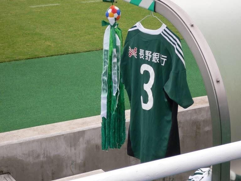 chikeshi's tweet photo. あれからもう15年
たくさんの想いを感じた夏
ずっとずっと忘れないよ

仕事帰りに手を合わせてきた

#forever3 
#松田直樹 https://t.co/kF6i0LYqjA