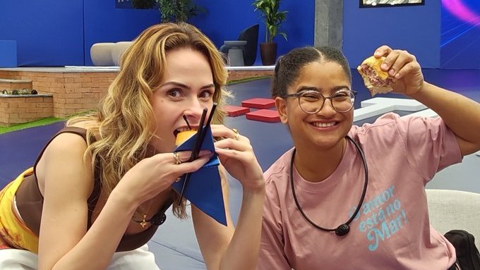 duplaoftheyear's tweet photo. Ana Paula e Milena agora também são miguxas de firma... Trabalhe por esse reencontro, ViU/Globo! 😭❤️ https://t.co/LL8eZ32SE2