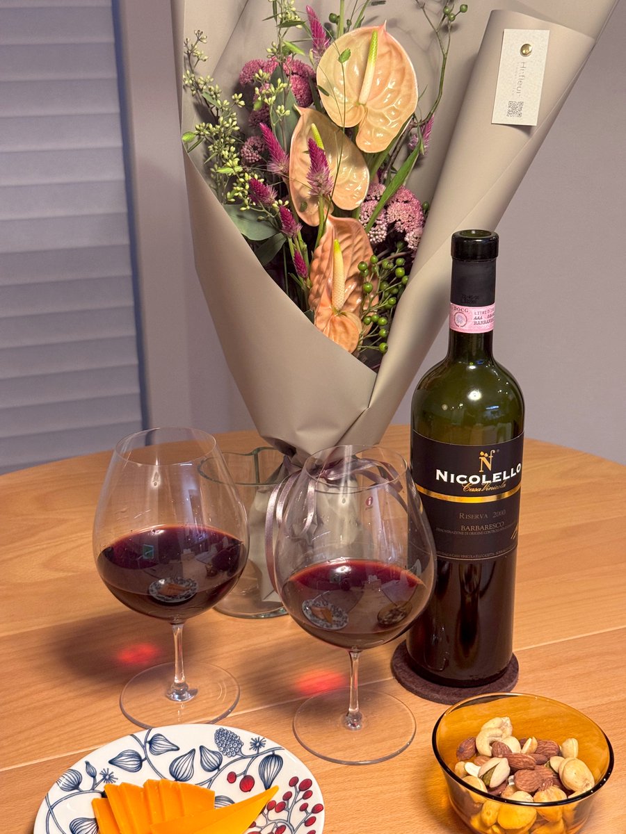 sakibo1's tweet photo. 結婚記念日🍷 https://t.co/A9nBZsO75F
