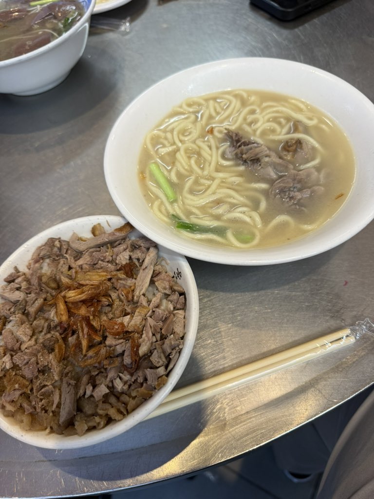 take_102's tweet photo. 夕飯　原味鴨肉麵
鴨肉飯　小　60元
鴨肉湯麺　小　70元

鴨旨味に溺れる😋 https://t.co/gRp5CNhmV2