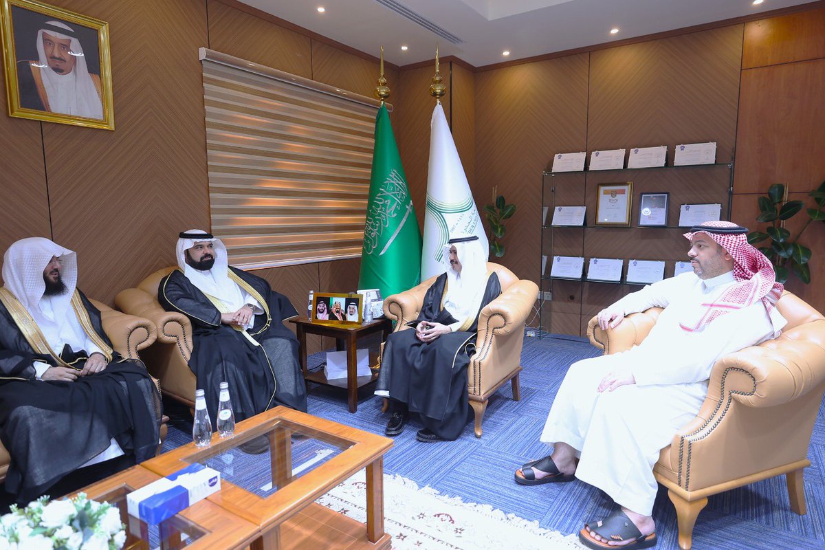 NBU_KSA's tweet photo. استقبل رئيس #جامعة_الحدود_الشمالية أ.د.أحمد بن علي الرميح، في مكتبه، نائب رئيس جمعية عمارة المساجد د. خالد بن حماد اللزام، والوفد المرافق له، حيث جرى خلال اللقاء بحث سبل التعاون بين الجهتين في المجالات ذات الاهتمام المشترك، بما يسهم في تعزيز المبادرات المجتمعية وخدمة بيوت الله، وتحقيق الأهداف التنموية.