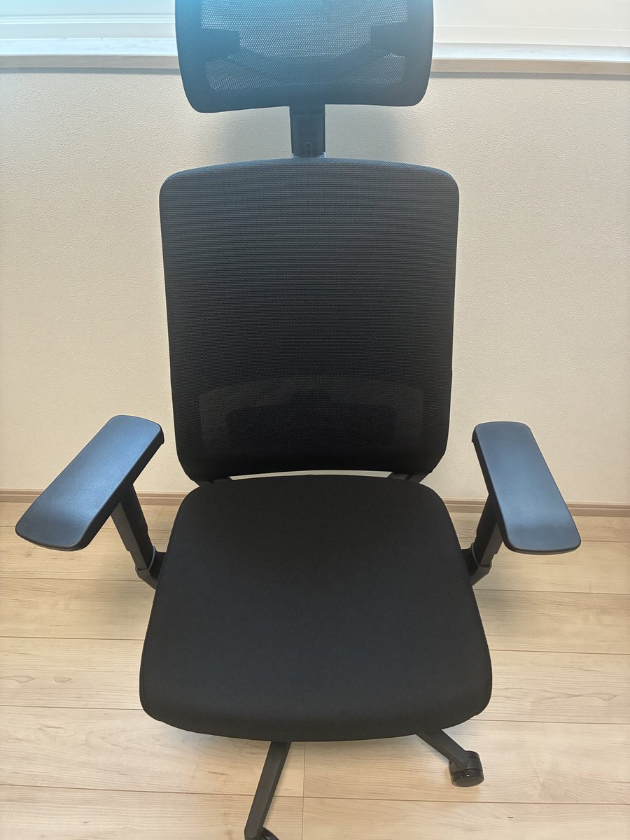 workspacehanno's tweet photo. やっと決めた在宅ワーク椅子💺
悩んだ結果、お尻の保護を最優先にw
座面のウレタンが厚いので座り心地が良い✨
フットレストはありませんが、ヘッドレスト、アームレスト、ランバーサポート付きのフルスペックならお買い得では💸
イーストフォースも気になったが、試座比較できないので、イトーキで！ https://t.co/tqRZdaEGV9
