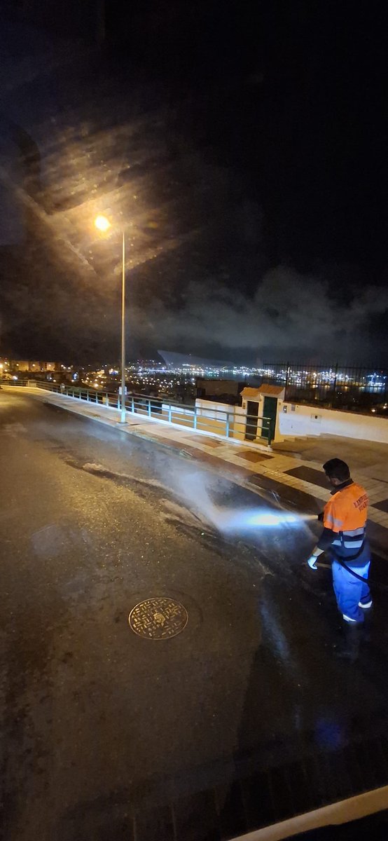 LimpiezaLPGC's tweet photo. BALDEO
Trabajos  de #baldeo (manual y mecanizado) y limpieza con máquina #hidrolimpiadora (aceras y espacios ocupados por contenedores) en Shamman de Cádiz a Rafael Mesa y López. https://t.co/DjQ517i0ZK