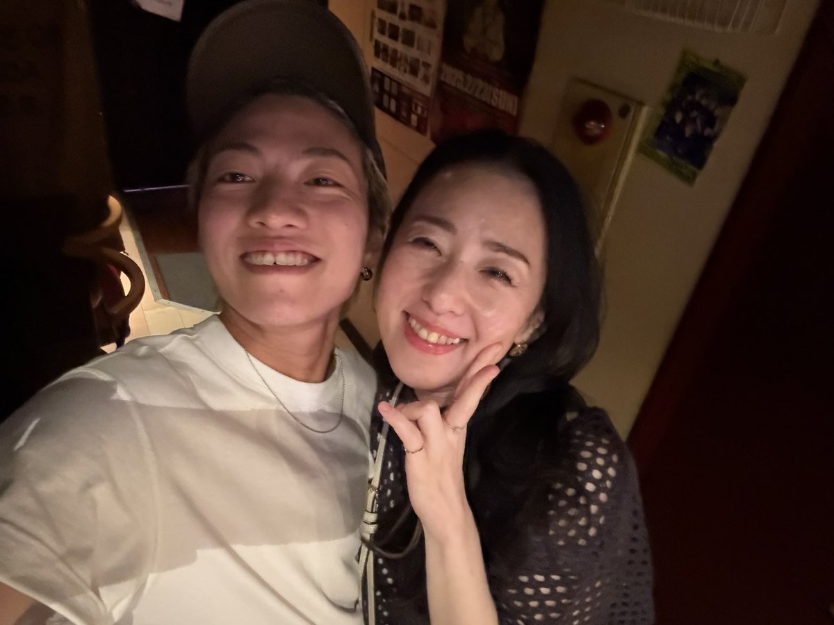 barKu_be's tweet photo. 8月4日(火) 21時オープン🥴

お仕事帰りにふらっと寄ってください☺︎
お一人でも入りやすい BARです🙆‍♂️✨

- BAR &amp; STUDIO Kūbe -
東京都杉並区上荻1丁目16-10
ローレルビル 4F Doctor's BAR
#荻窪バー #FTM #ミックスバー https://t.co/vboXoYMM42