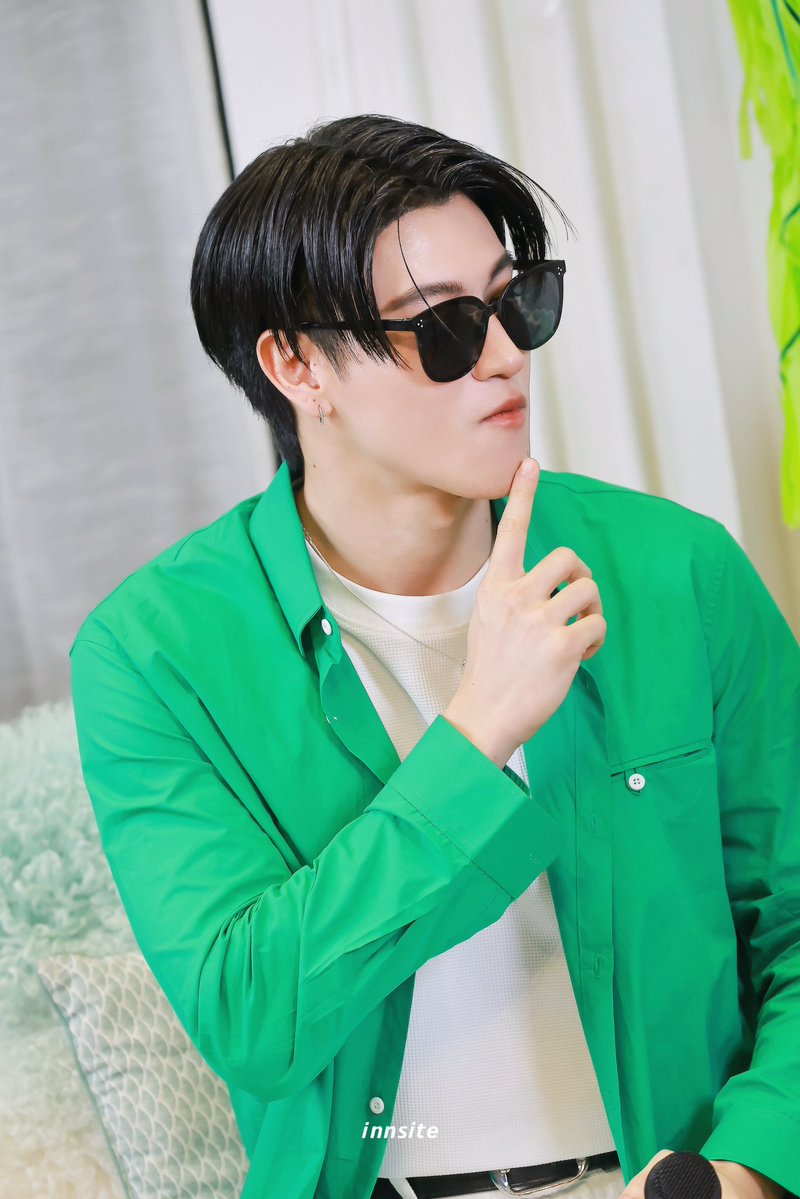 innsite97's tweet photo. กดสั่งไลน์แมน แล้วจะเจอคนหล่อ ๆ แบบนี้หรือเปล่า? 

LINE MAN LIVE x INN ONGSA
#innjkrsn
#LINEMANถูกสุดทุกวันxอินองศา https://t.co/W98J2z5VgQ