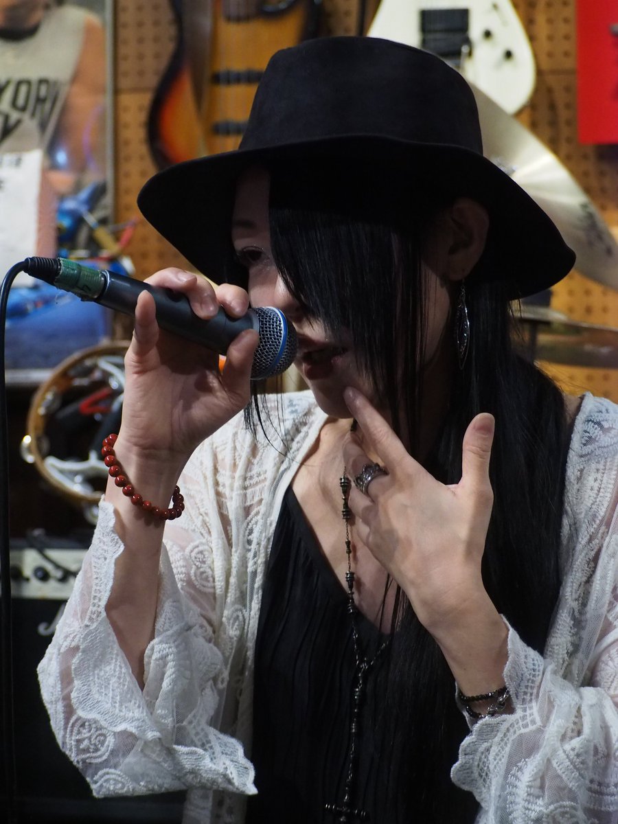 ssorairoriaross's tweet photo. この日、お客さまから戴いたお酒を全部有り難く黒霧島ロックで戴いていたらハイファイブから黒霧島の在庫が無くなったとゆう新しい伝説が生まれたらしいです…😊初めてめっちゃ飲みながら歌ったけど楽しかった🥂 https://t.co/vwC7lqibO8