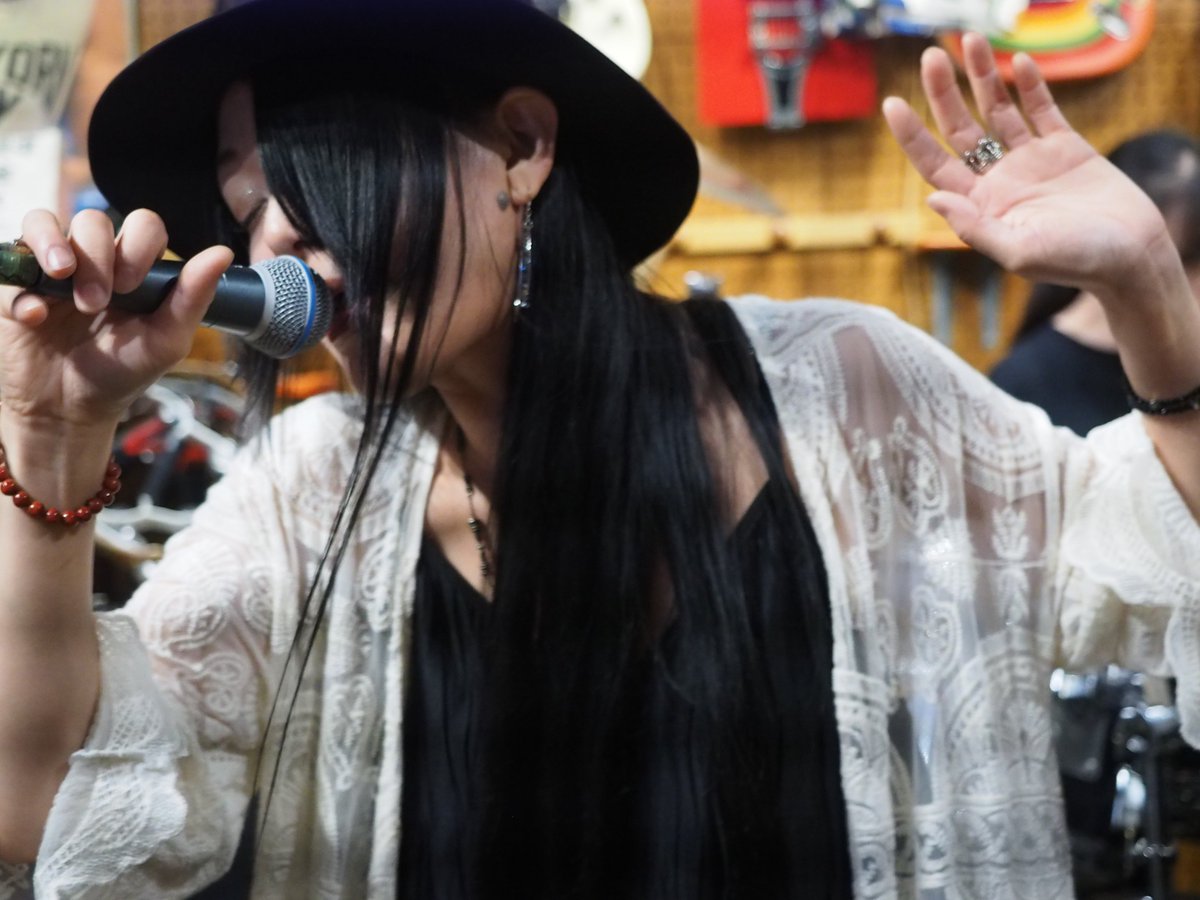 ssorairoriaross's tweet photo. この日、お客さまから戴いたお酒を全部有り難く黒霧島ロックで戴いていたらハイファイブから黒霧島の在庫が無くなったとゆう新しい伝説が生まれたらしいです…😊初めてめっちゃ飲みながら歌ったけど楽しかった🥂 https://t.co/vwC7lqibO8