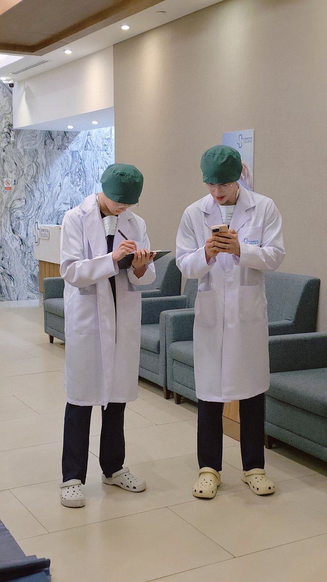 daydreaminglu's tweet photo. Idt its a spoiler, but in the story, won is a highly regarded anesthesiologist, and is especially good at what he does and comes off as very strict that interns are scared of him🙈😆

The Grim Lover Q19

#รักลืมตายQ19 https://t.co/phRON6GiVD